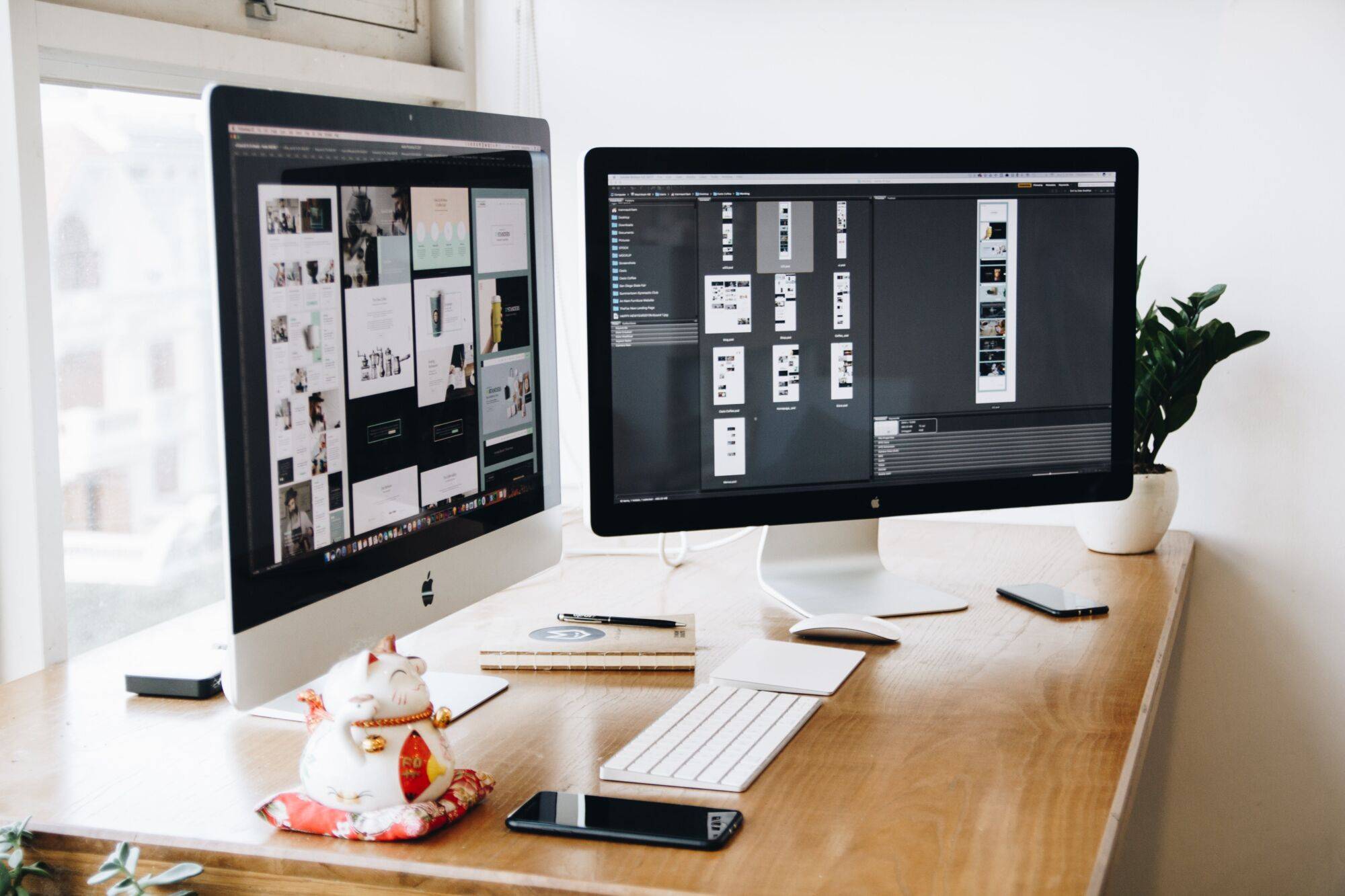 CEKOME AGENCE WEB10 | Cekome Bureau de travail avec deux écrans d'ordinateur montrant des logiciels de design graphique.