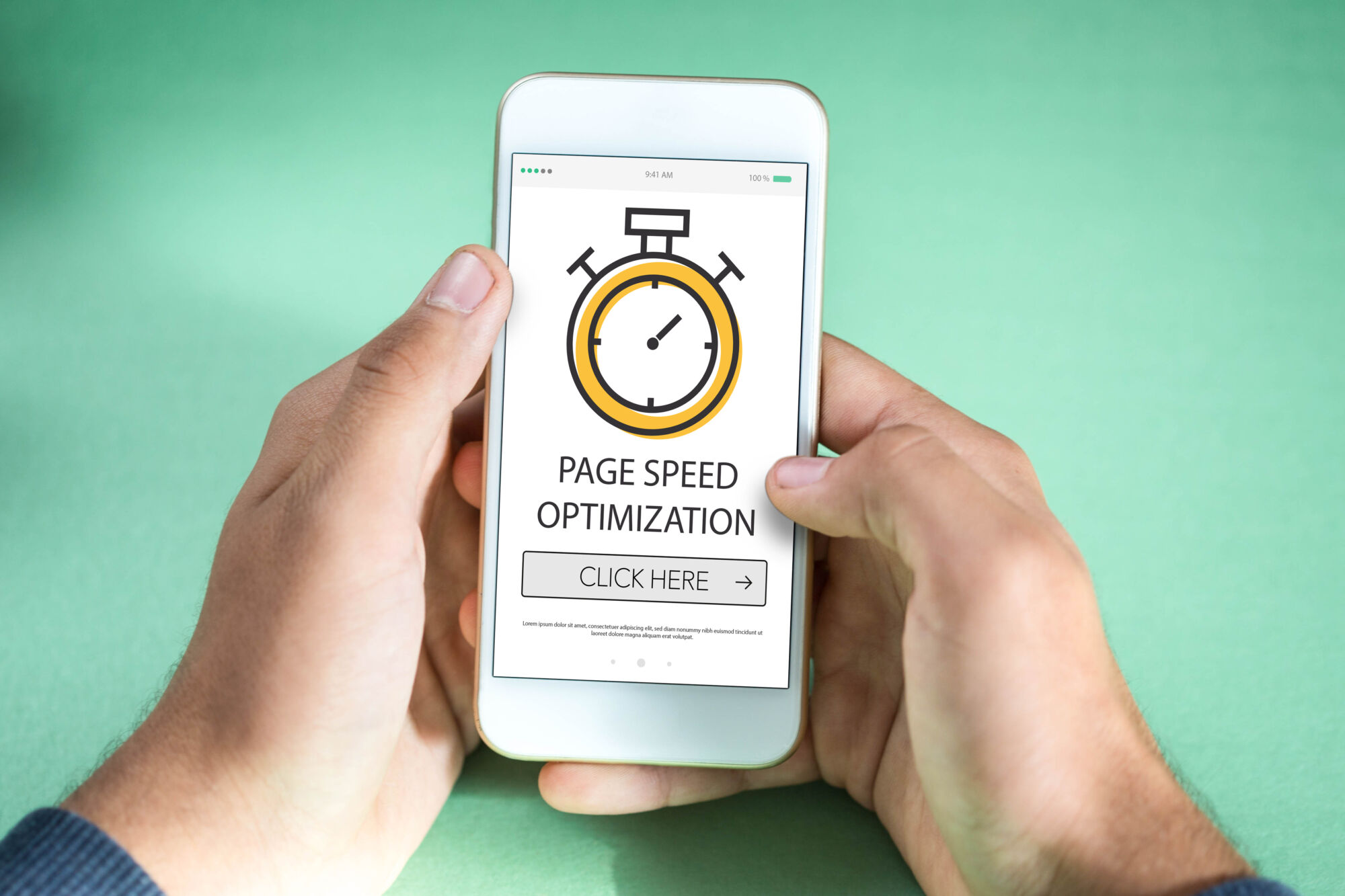 ADOBESTOCK_248859386 | Cekome Main tenant un smartphone avec un écran montrant 'PAGE SPEED OPTIMIZATION' pour le référencement web.