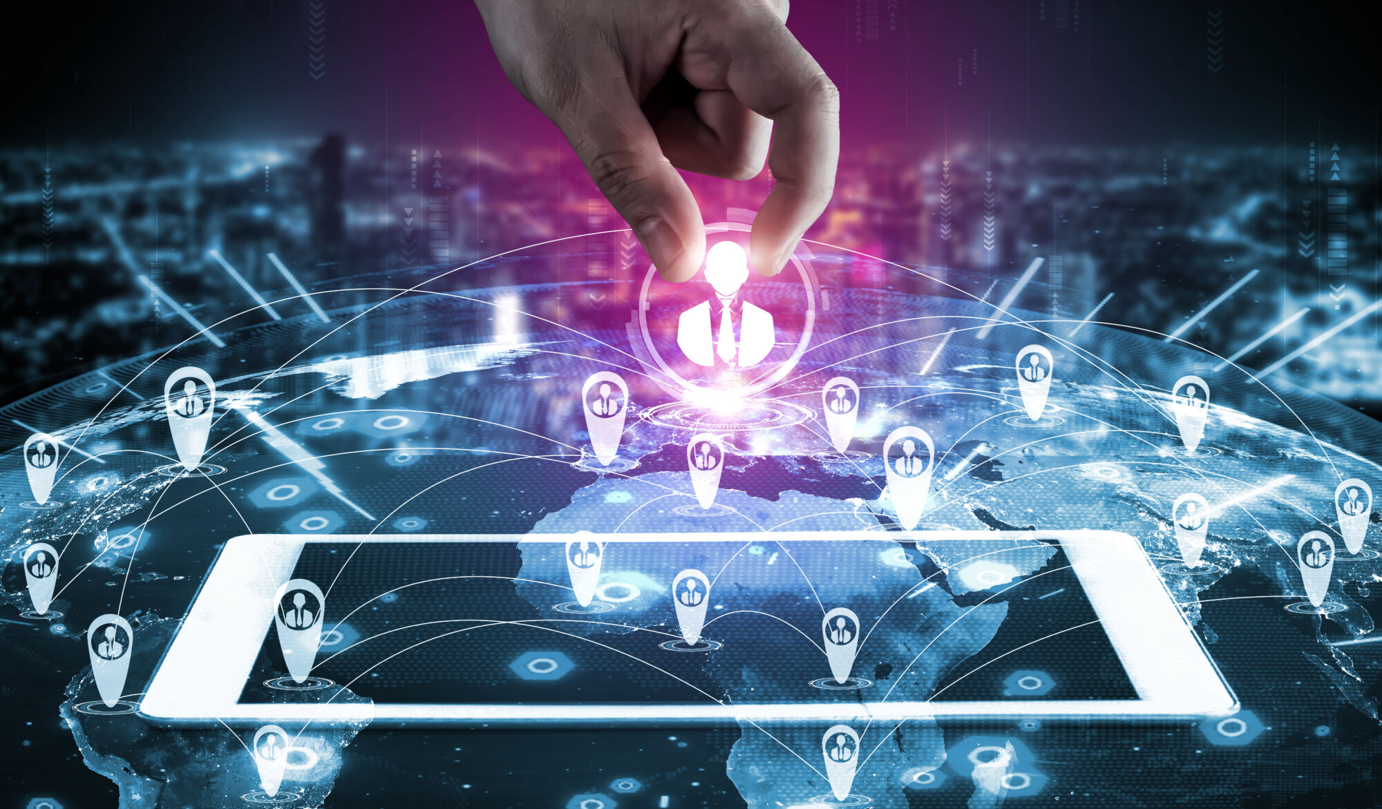 ADOBESTOCK_364123416 | Cekome Main touchant une icône lumineuse sur une carte numérique interactive sur tablette, concept de localisation ou de réseau mondial.