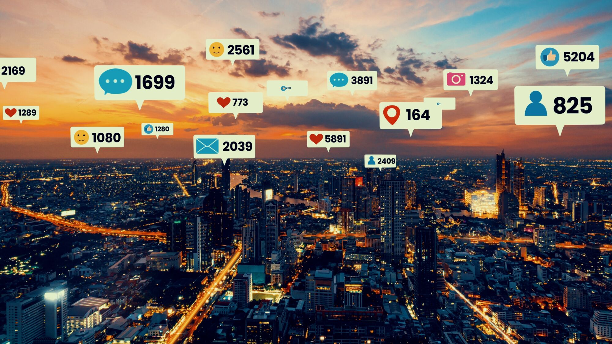 ADOBESTOCK_417071198 | Cekome Vue aérienne d'une ville au crépuscule avec des icônes de réactions et de commentaires des médias sociaux flottantes.