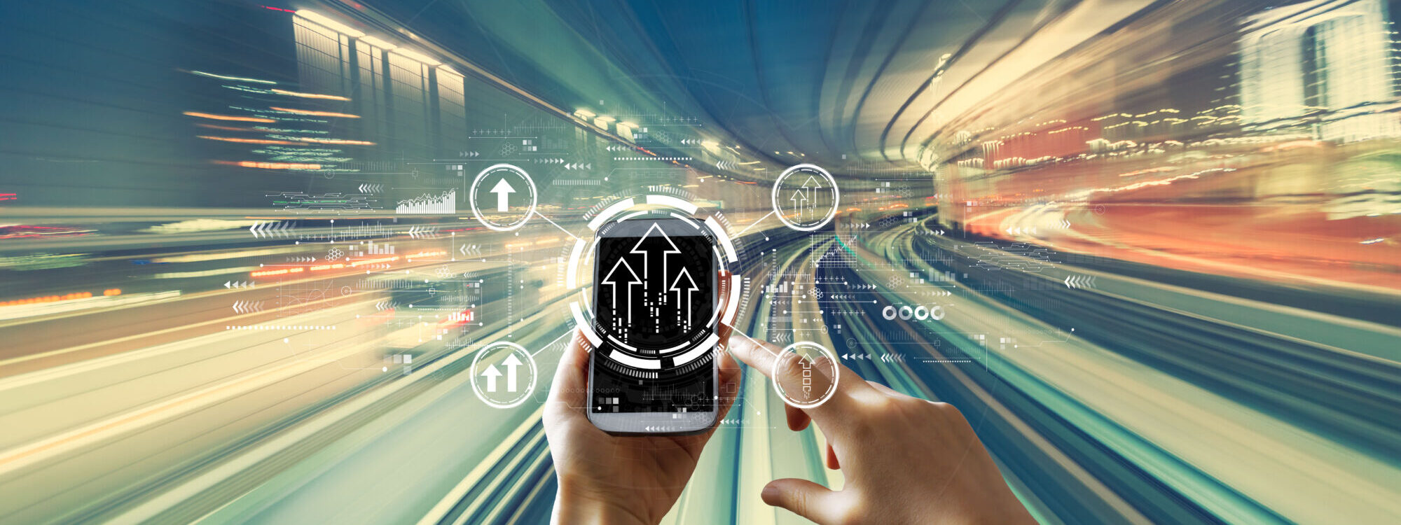 Mains tenant un t&eacute;l&eacute;phone intelligent avec des ic&ocirc;nes de fl&egrave;ches montantes sur fond de lumi&egrave;re en mouvement rapide.