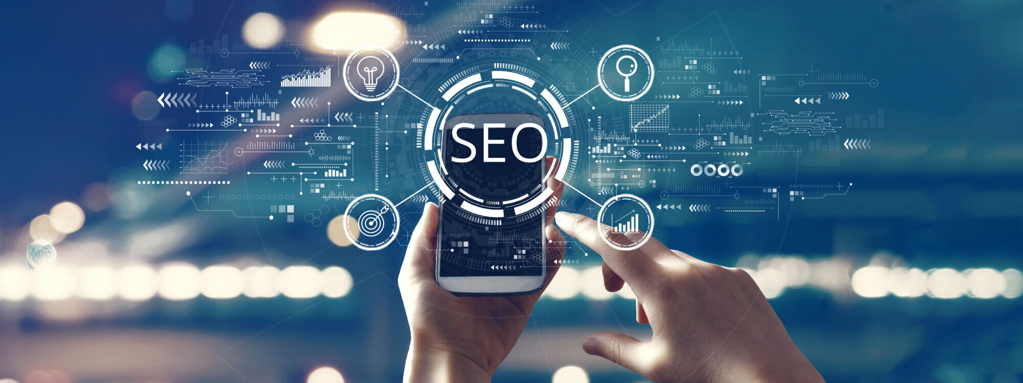 ADOBESTOCK_456796009 2000X750 | Cekome Mains tenant un smartphone avec l'inscription SEO entourée d'icônes d'optimisation de référencement sur un fond technologique.