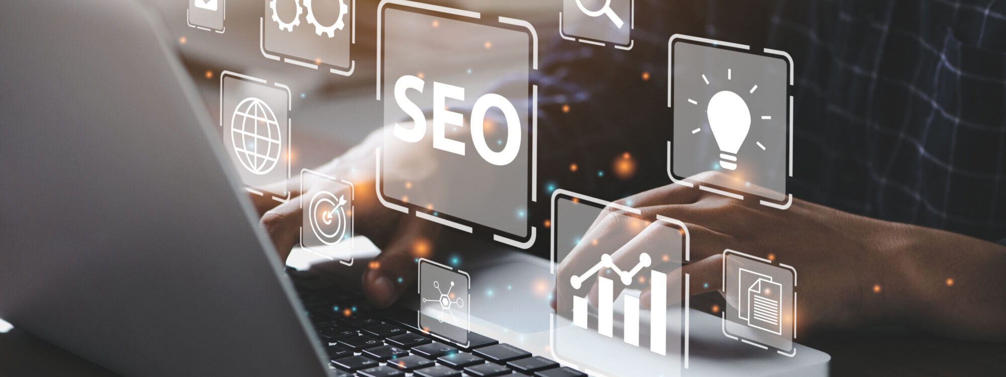 Mains sur un clavier d'ordinateur avec des ic&ocirc;nes flottantes de SEO et de marketing num&eacute;rique.