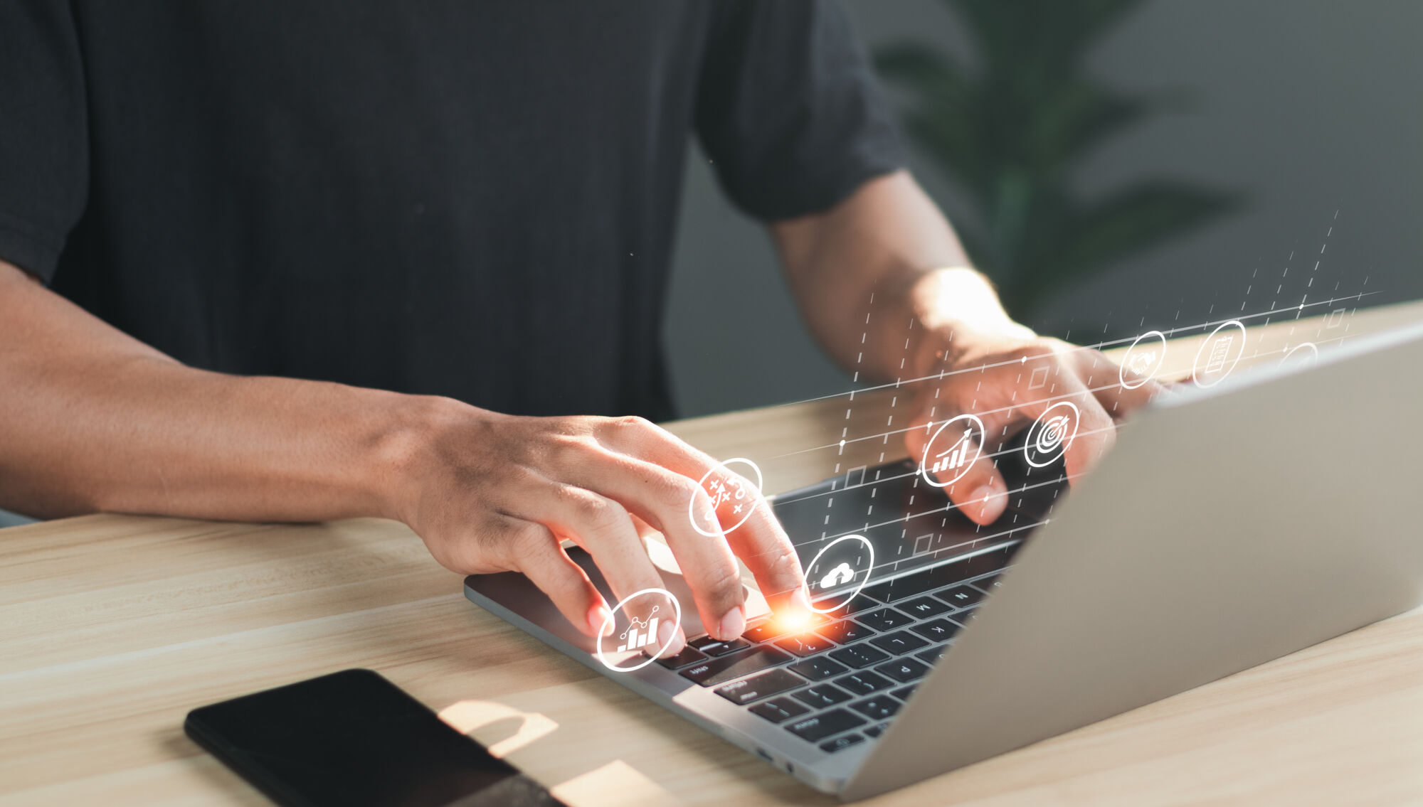 ADOBESTOCK_552970698 | Cekome Utilisateur avec ordinateur portable touchant des icônes de communication et partage de fichiers numériques en surimpression