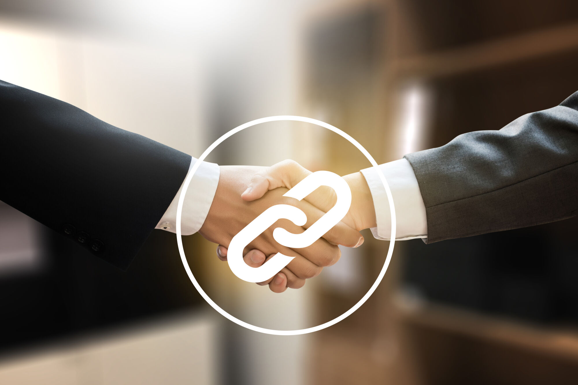 ADOBESTOCK_142998276 | Cekome Poignée de main entre deux professionnels surmontée d'un symbole de lien en chaîne.