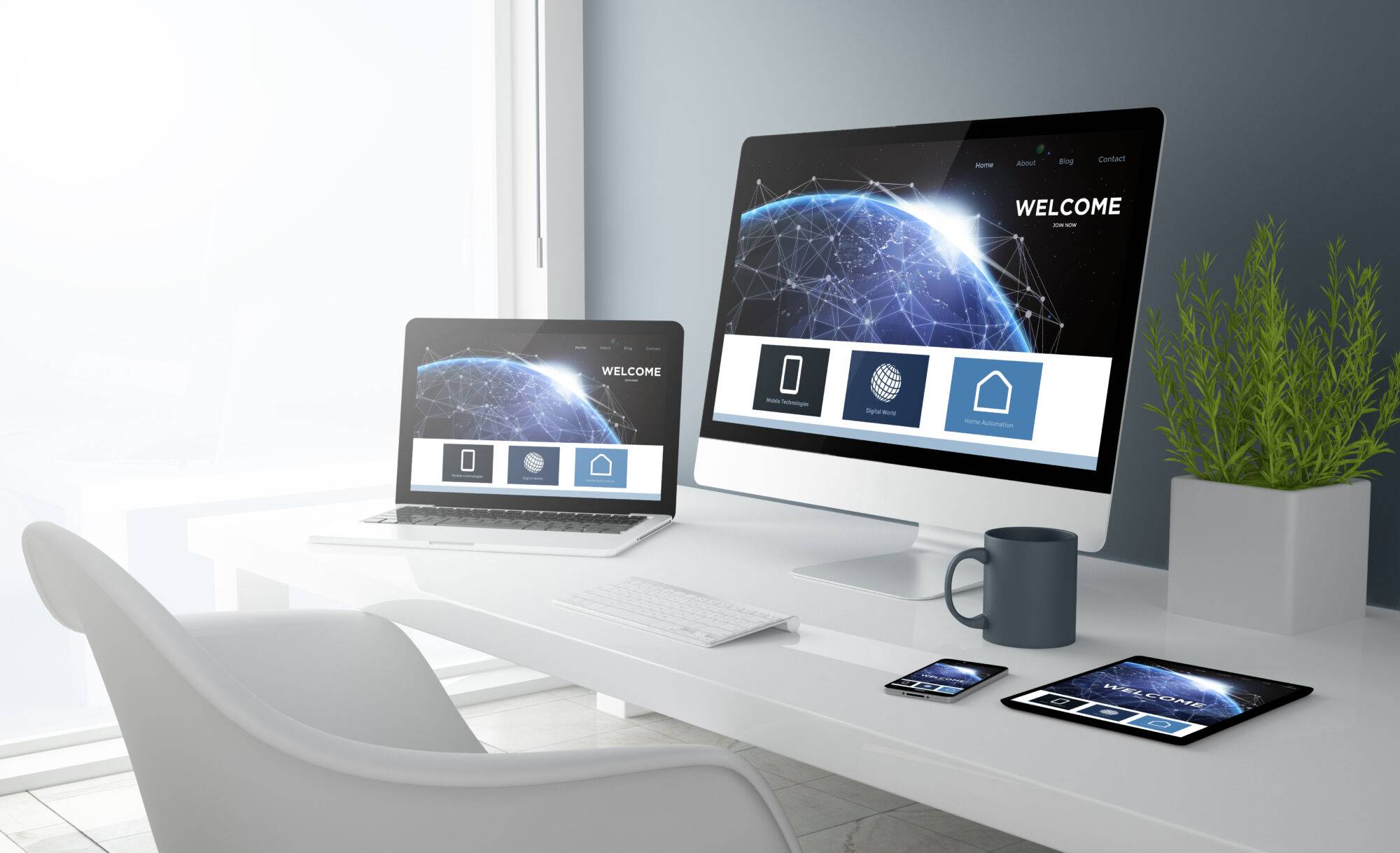 ADOBESTOCK_151456635 | Cekome Espace de travail moderne avec ordinateurs et dispositifs mobiles affichant un site web de bienvenue.