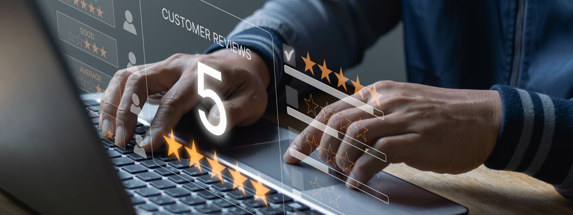 Personne tapant sur un clavier d'ordinateur portable avec &eacute;valuation &agrave; cinq &eacute;toiles sur l'&eacute;cran en surimpression