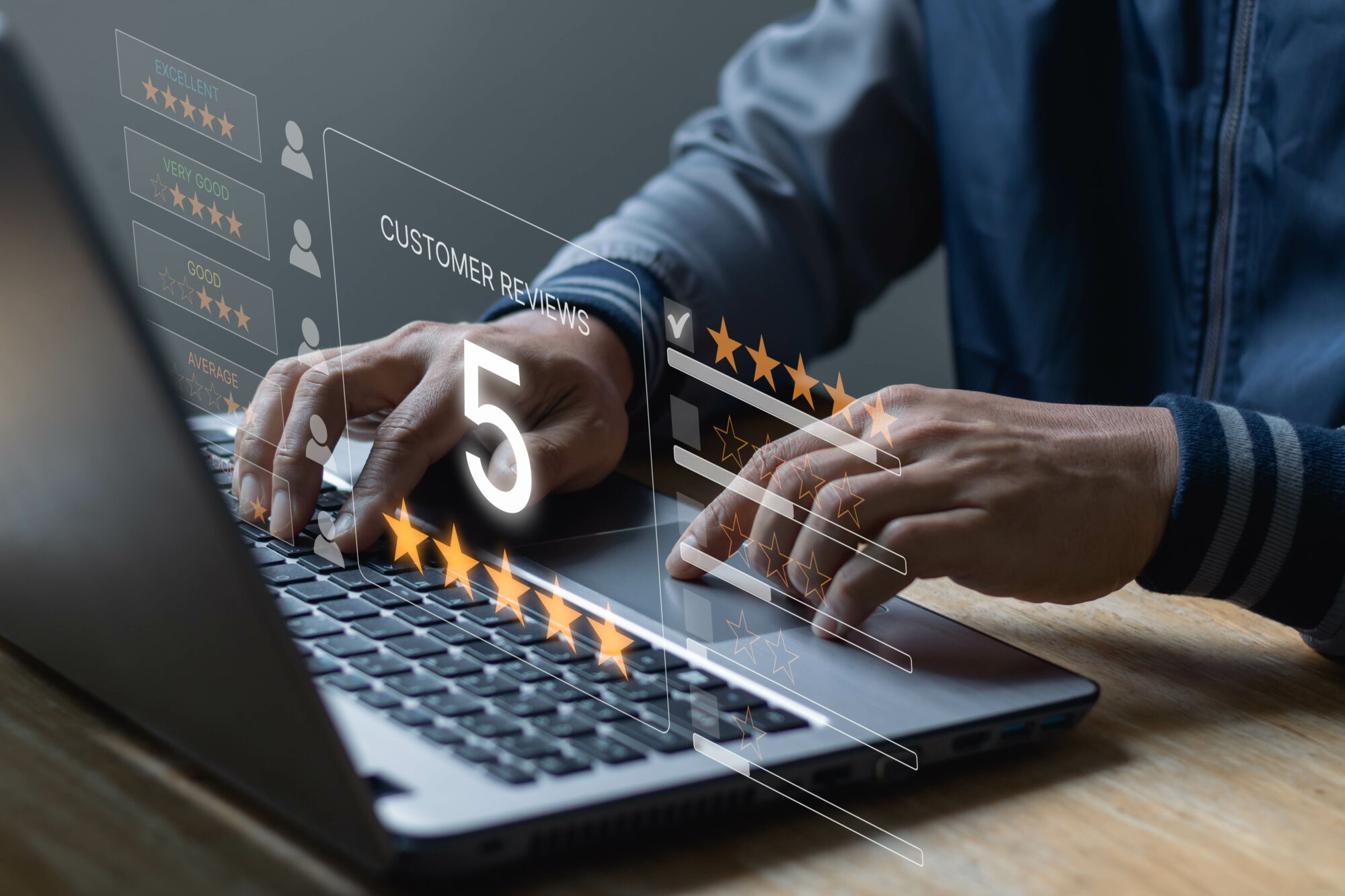 ADOBESTOCK_526921618 | Cekome Personne tapant sur un clavier d'ordinateur portable avec évaluation à cinq étoiles sur l'écran en surimpression