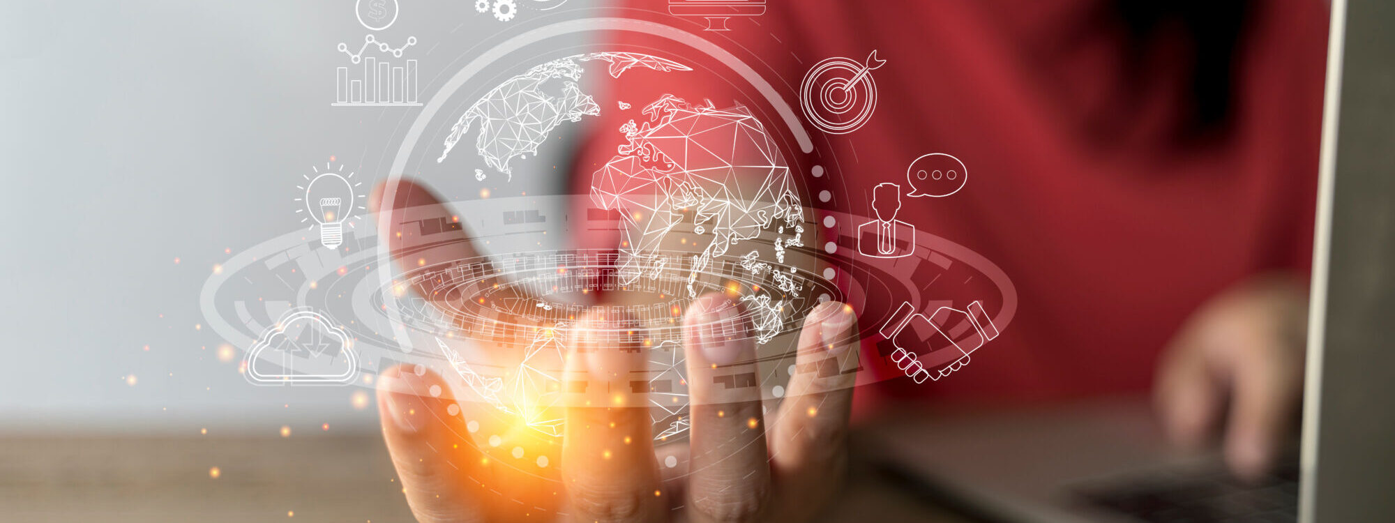 ADOBESTOCK_532501980 2000X750 | Cekome Main d'utilisateur interagissant avec hologramme de cloud computing et symboles internet