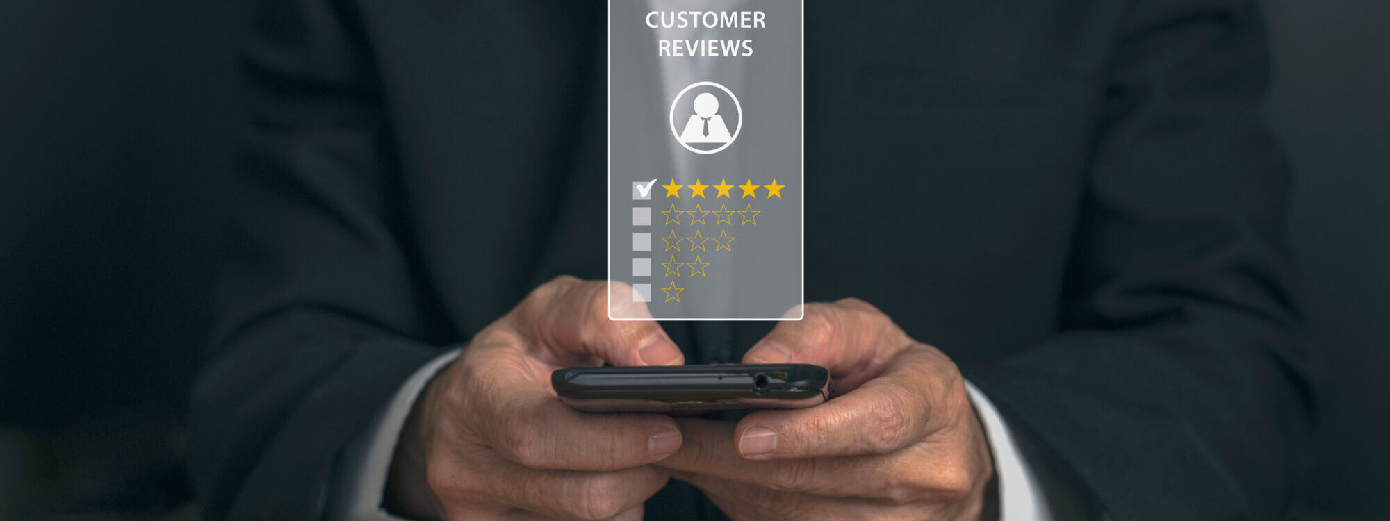 Homme d'affaires consultant les avis clients &eacute;toil&eacute;s sur un smartphone.