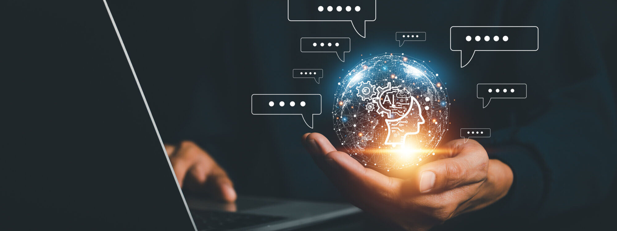 Personne tenant un globe holographique avec des ic&ocirc;nes de discussion et un cerveau num&eacute;rique.
