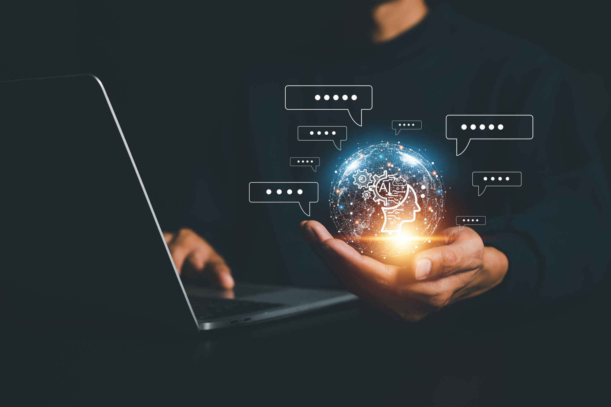 ADOBESTOCK_573528056 | Cekome Personne tenant un globe holographique avec des icônes de discussion et un cerveau numérique.