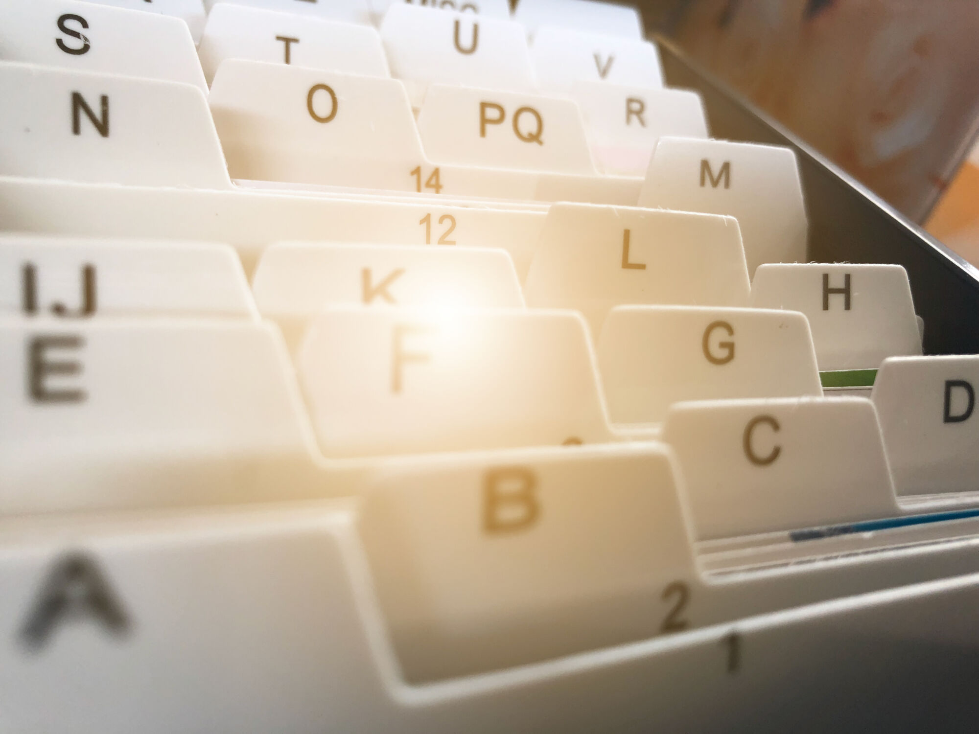 ADOBESTOCK_296894875 | Cekome Gros plan sur les touches d'un clavier d'ordinateur avec une lumière douce, peut-être utilisé pour la saisie de données.