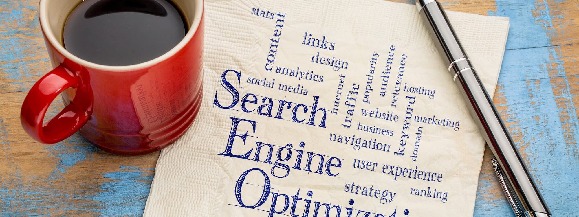 Serviette en papier avec des mots-cl&eacute;s de r&eacute;f&eacute;rencement naturel et une tasse de caf&eacute;.