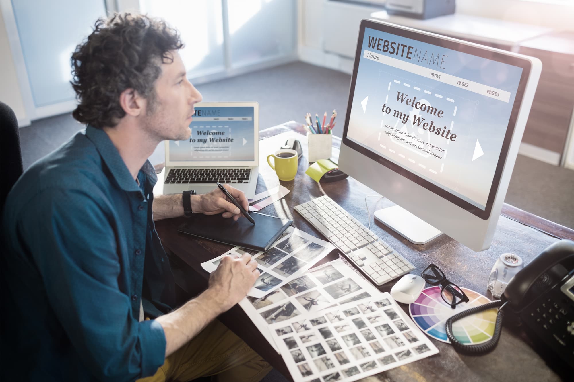 ADOBESTOCK_115834362 | Cekome Concepteur web travaillant sur un projet de site internet avec des maquettes papier.