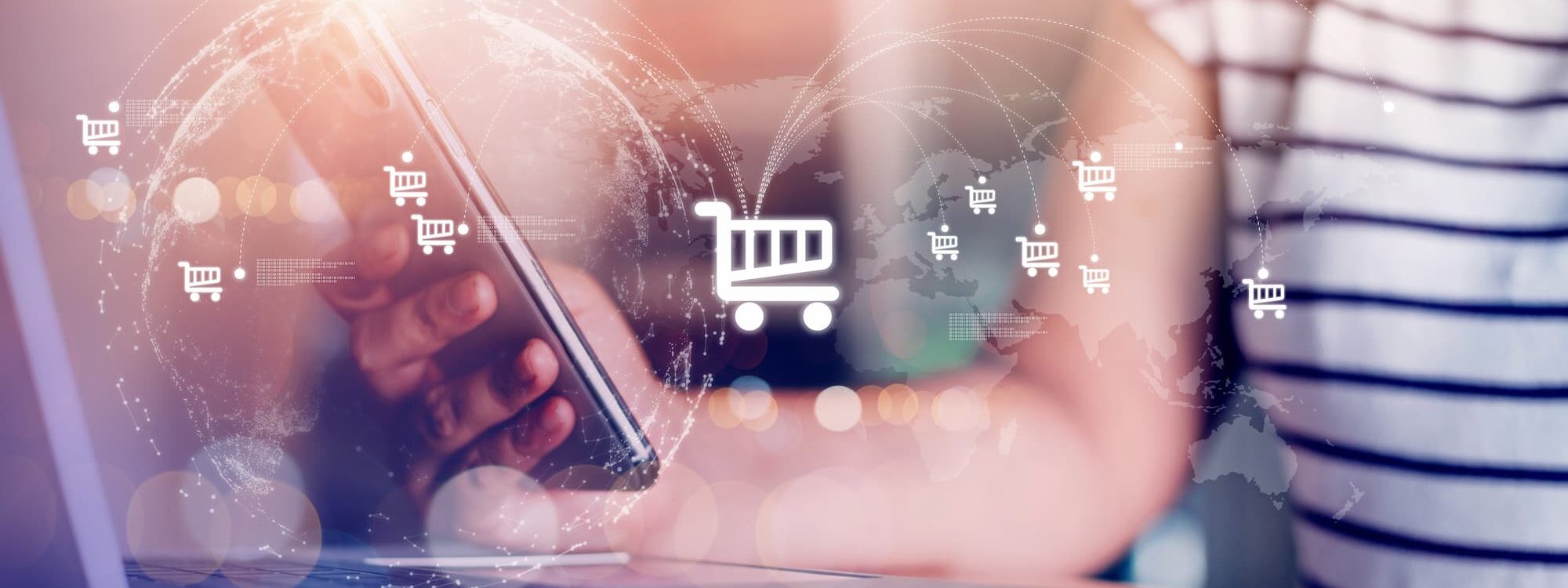 Commerce &eacute;lectronique global avec un homme utilisant un smartphone et des ic&ocirc;nes de panier d'achat sur un fond de carte du monde.