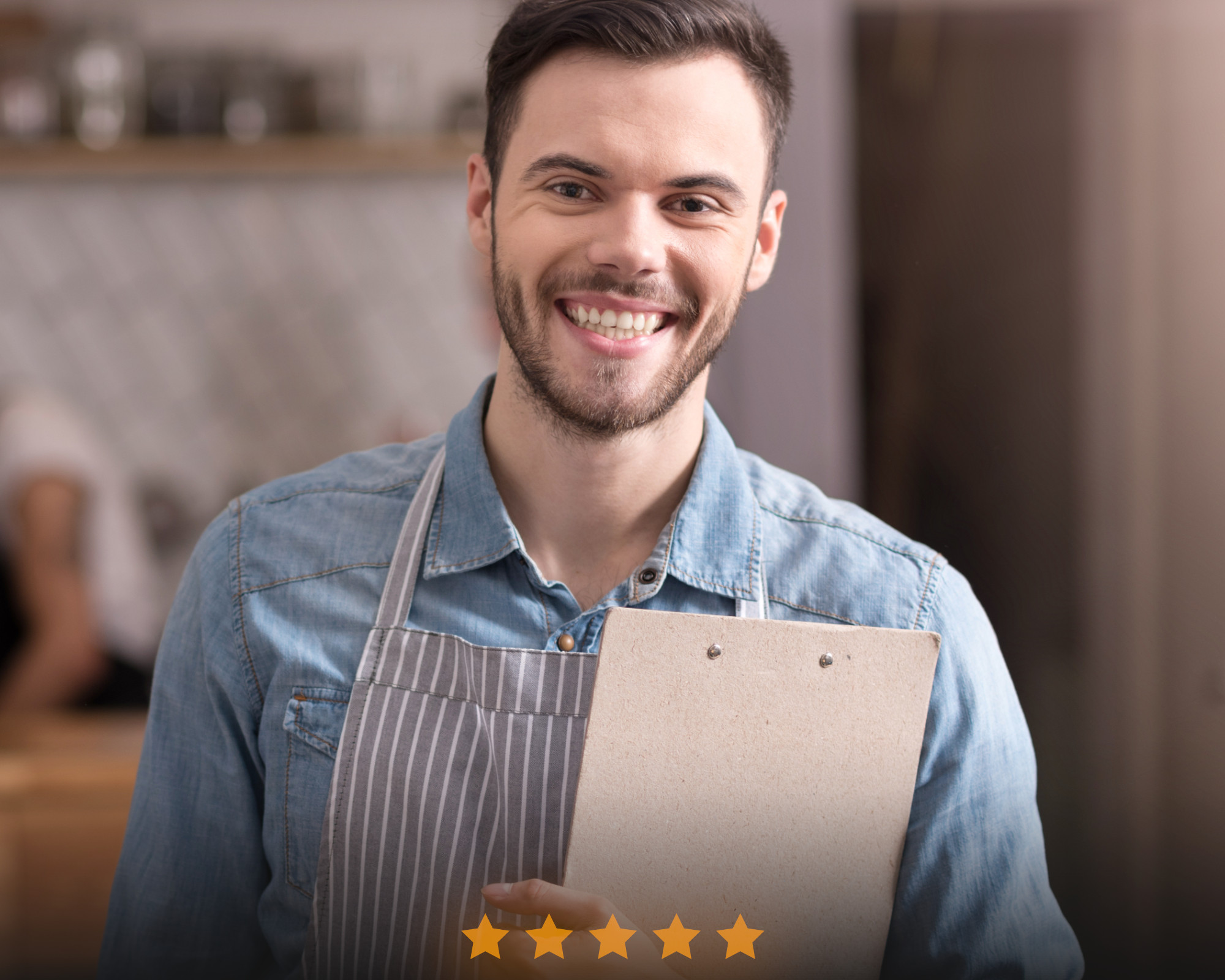 Serveur souriant avec un tablier tenant une planche à clip et cinq étoiles de satisfaction client.