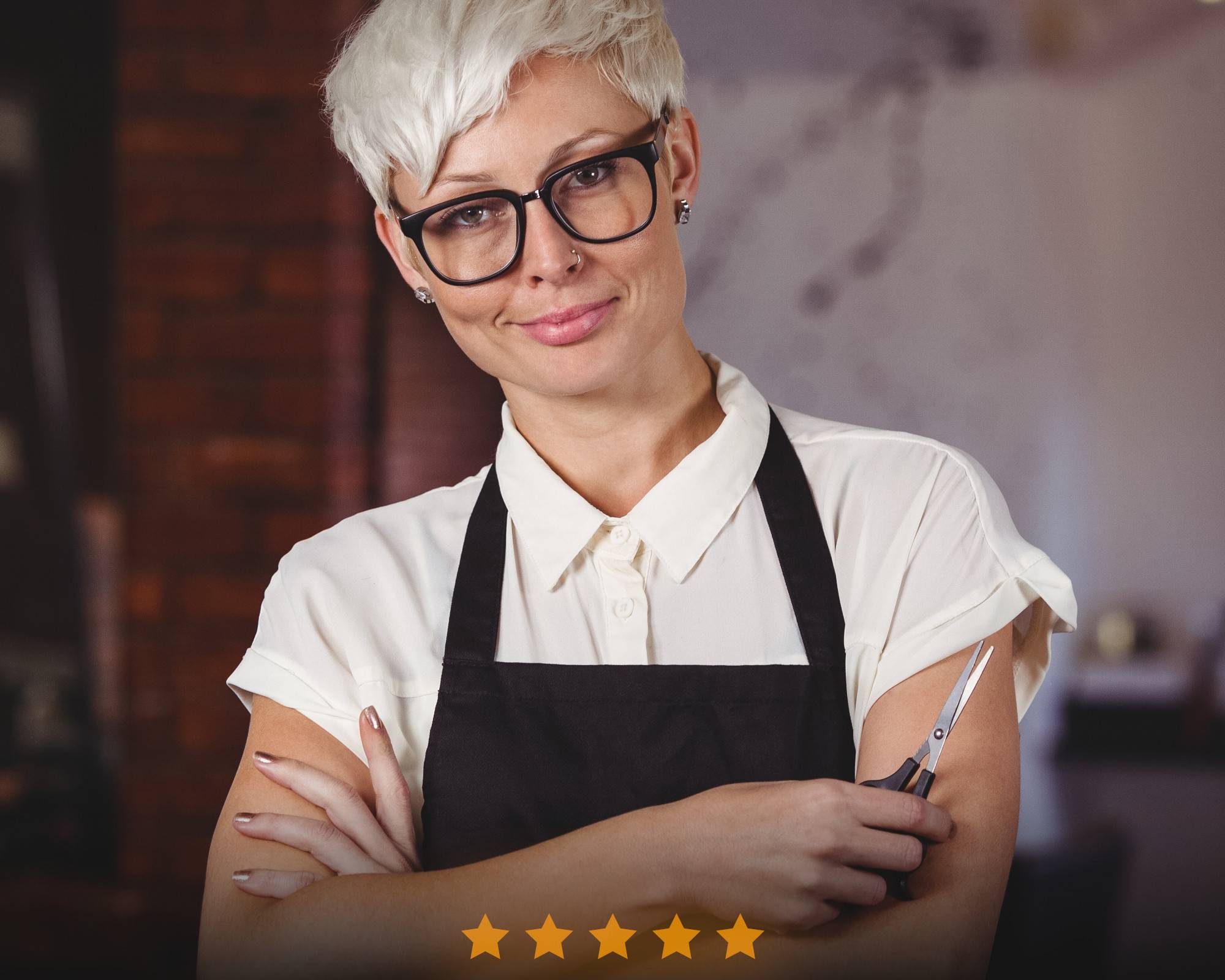 Coiffeuse professionnelle avec des lunettes souriant avec des étoiles de satisfaction client.