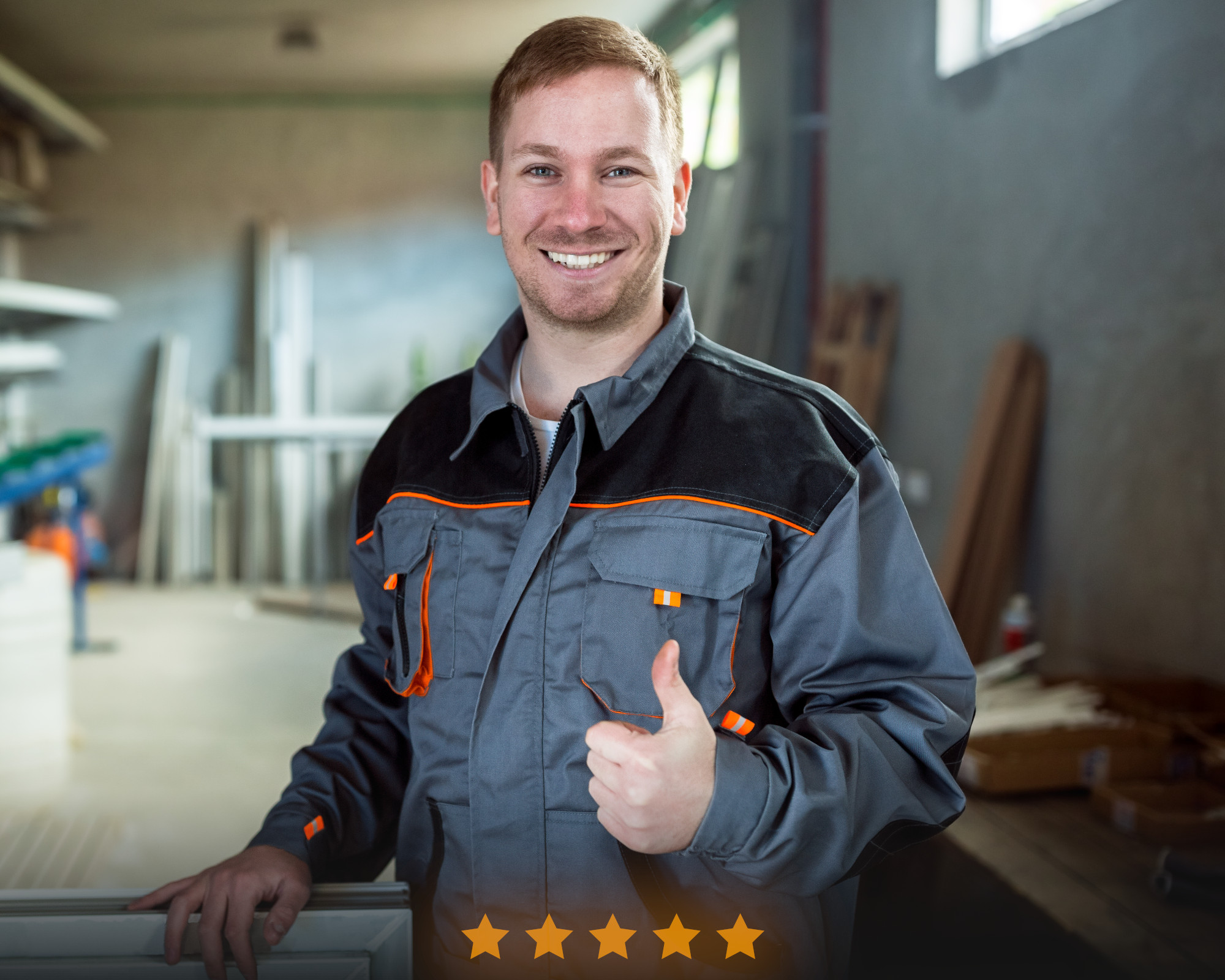 Ouvrier en uniforme souriant avec un pouce levé et cinq étoiles de satisfaction client.