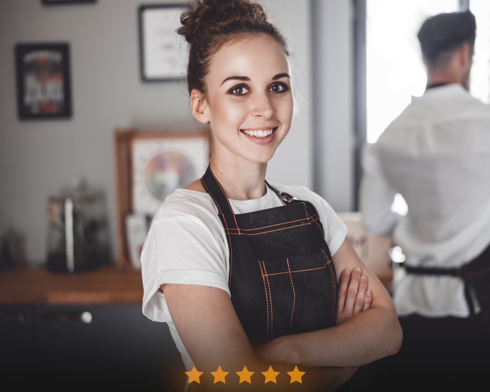 Serveuse souriante en tablier devant un café avec des étoiles de satisfaction client.