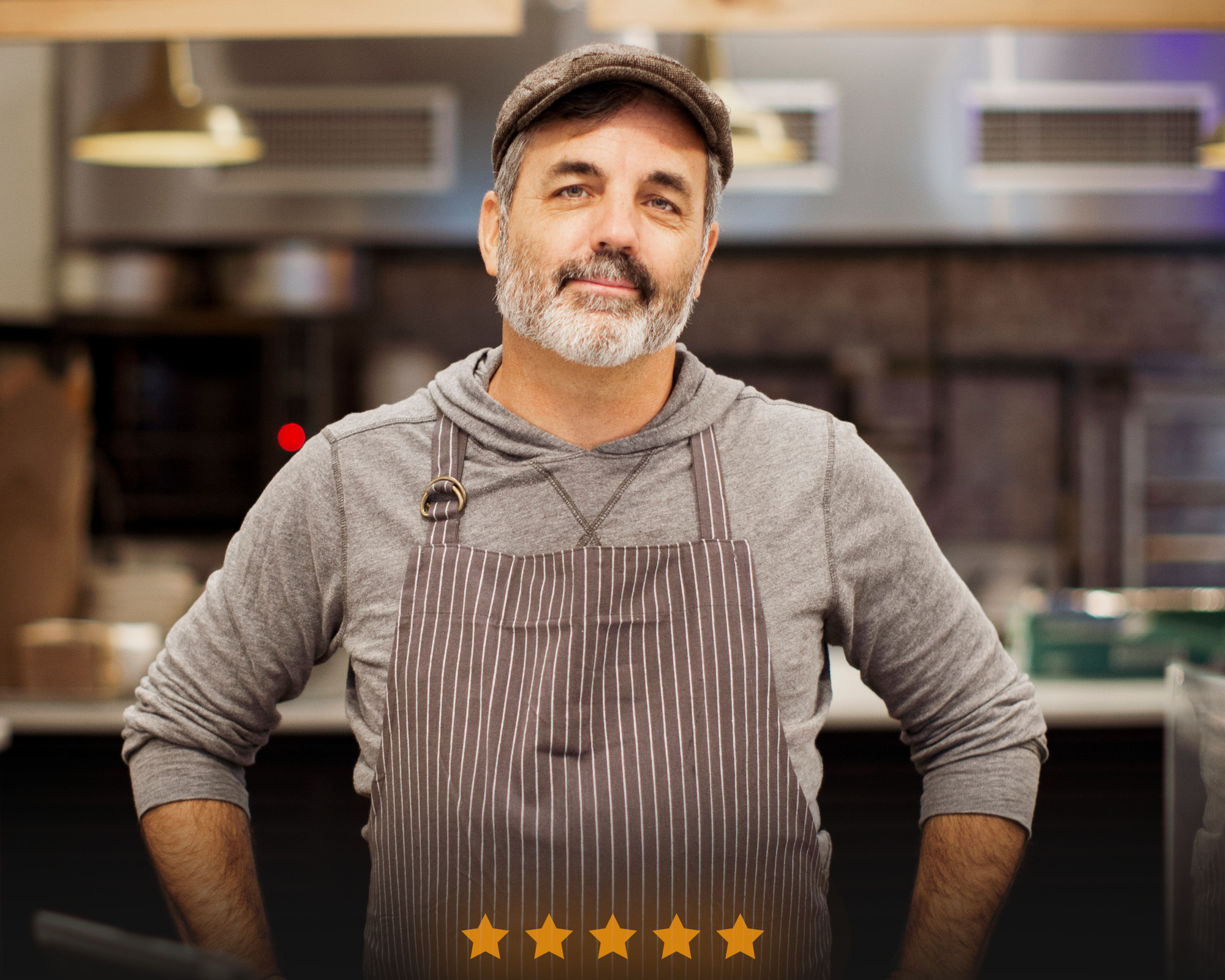 Chef cuisinier mûr dans un restaurant avec un tablier et cinq étoiles de satisfaction client.