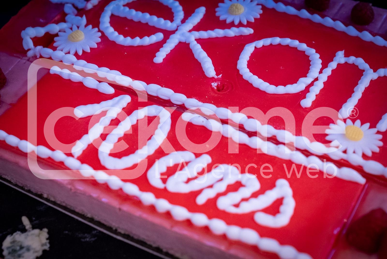 2 10 | Cekome Détail d'un gâteau d'anniversaire avec le logo de Cekome célébrant 10 ans.