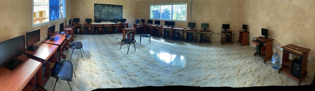3 2 5 | Cekome Salle de classe vide avec des bureaux et des ordinateurs, lumière naturelle venant de la fenêtre.