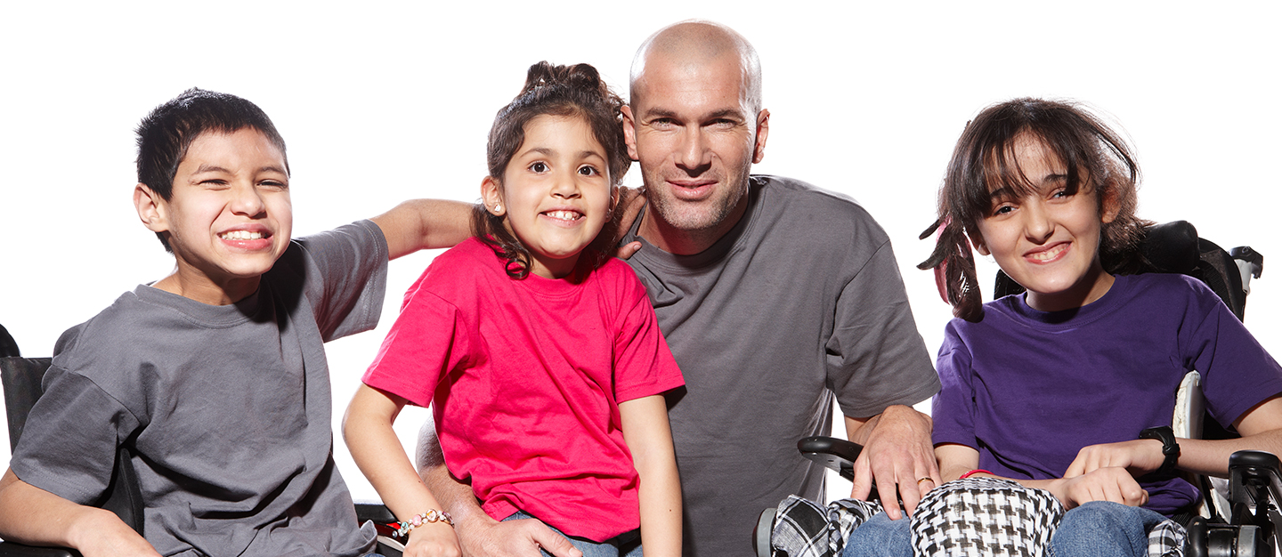 3 5 1 | Cekome Zinedine Zidane souriant entouré d'enfants heureux.