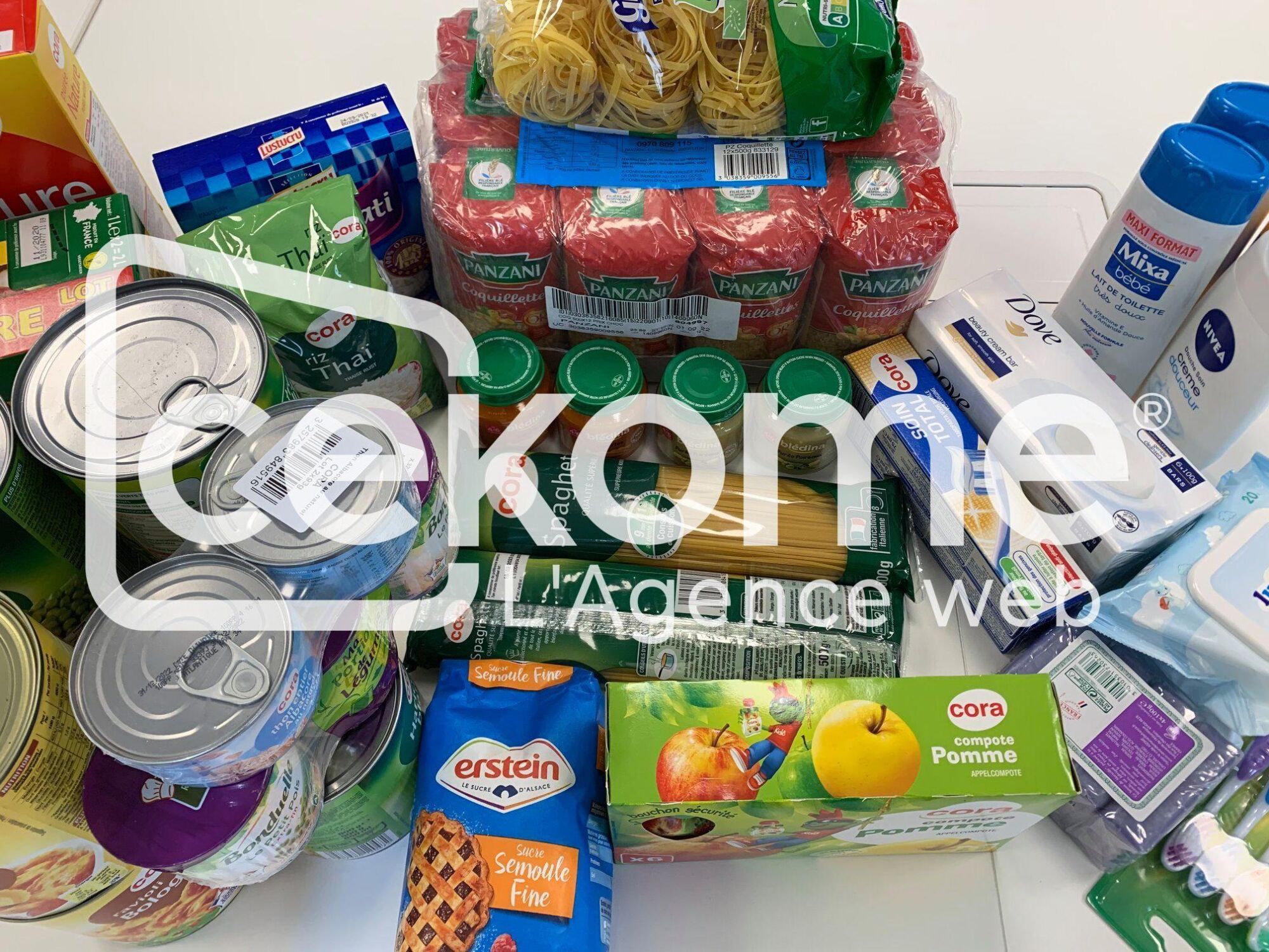 3 6 1 | Cekome Divers produits alimentaires et de nettoyage regroupés pour un don.