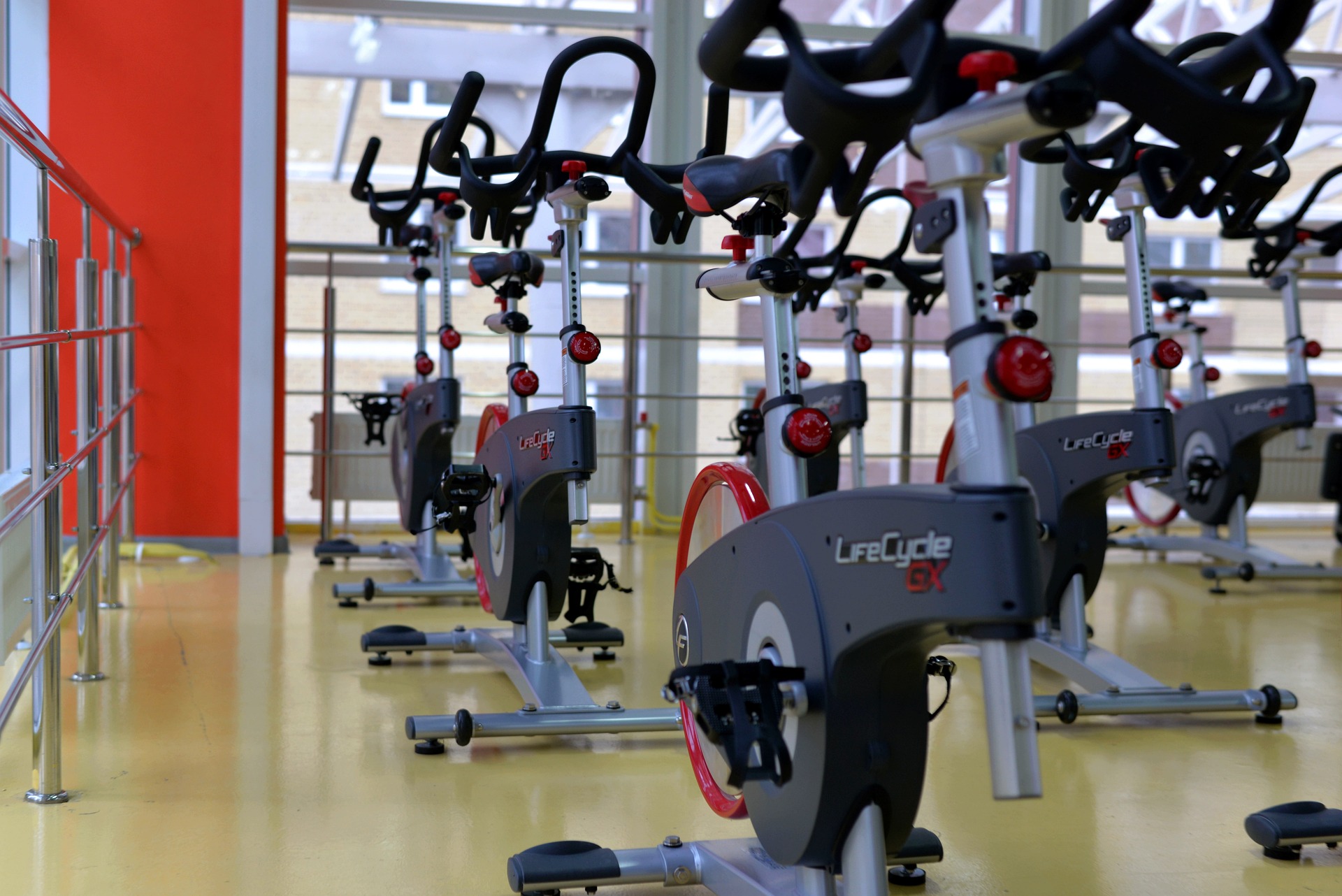 Salle de sport avec rang&eacute;es de v&eacute;los d'int&eacute;rieur pour l'entra&icirc;nement en groupe.