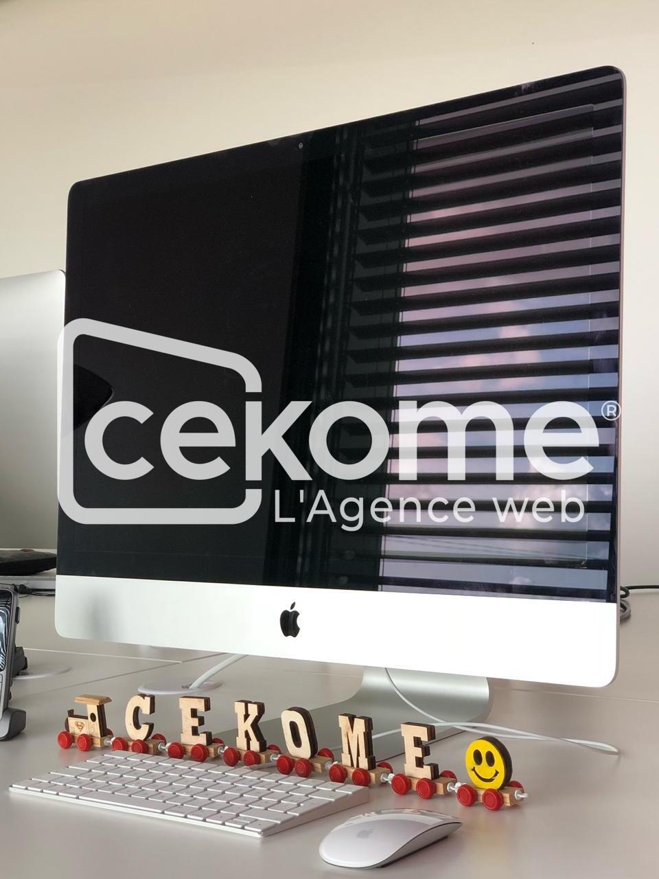 8 17 | Cekome Ordinateur Apple iMac avec le reflet d'une persienne et le logo de Cekome à l'écran.