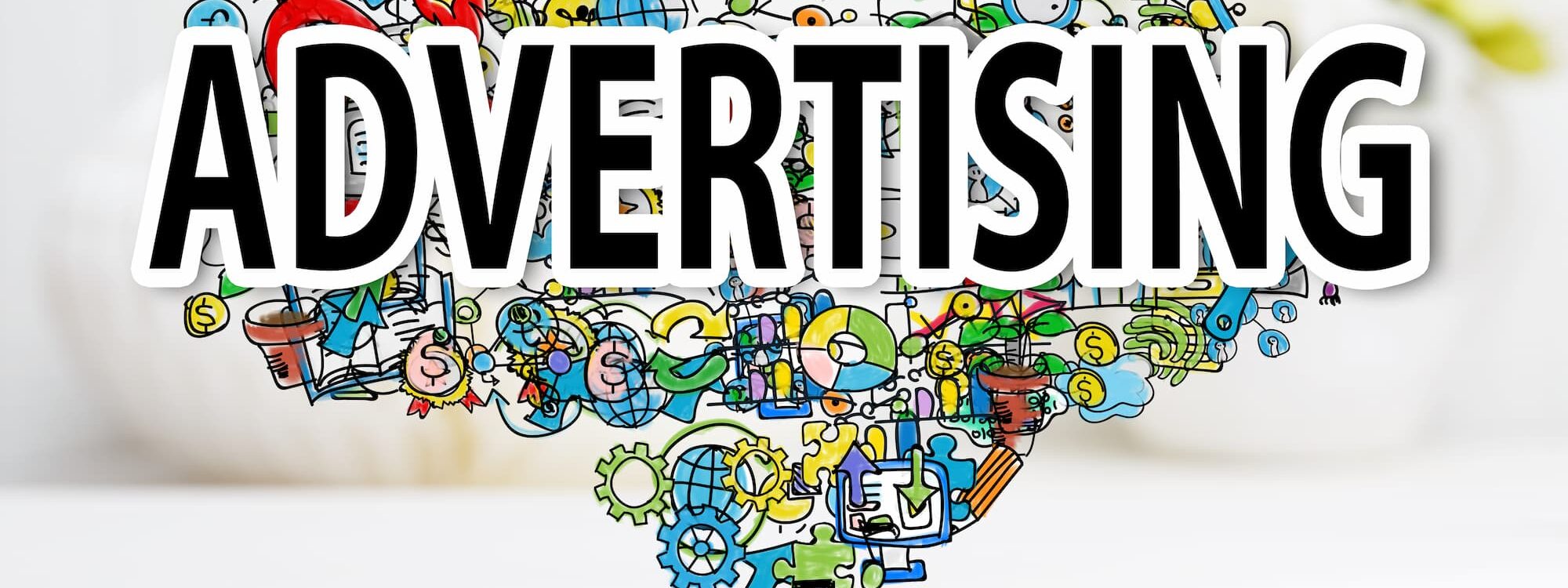 Divers icônes et illustrations sur le thème de la publicité émergeant d'un smartphone.