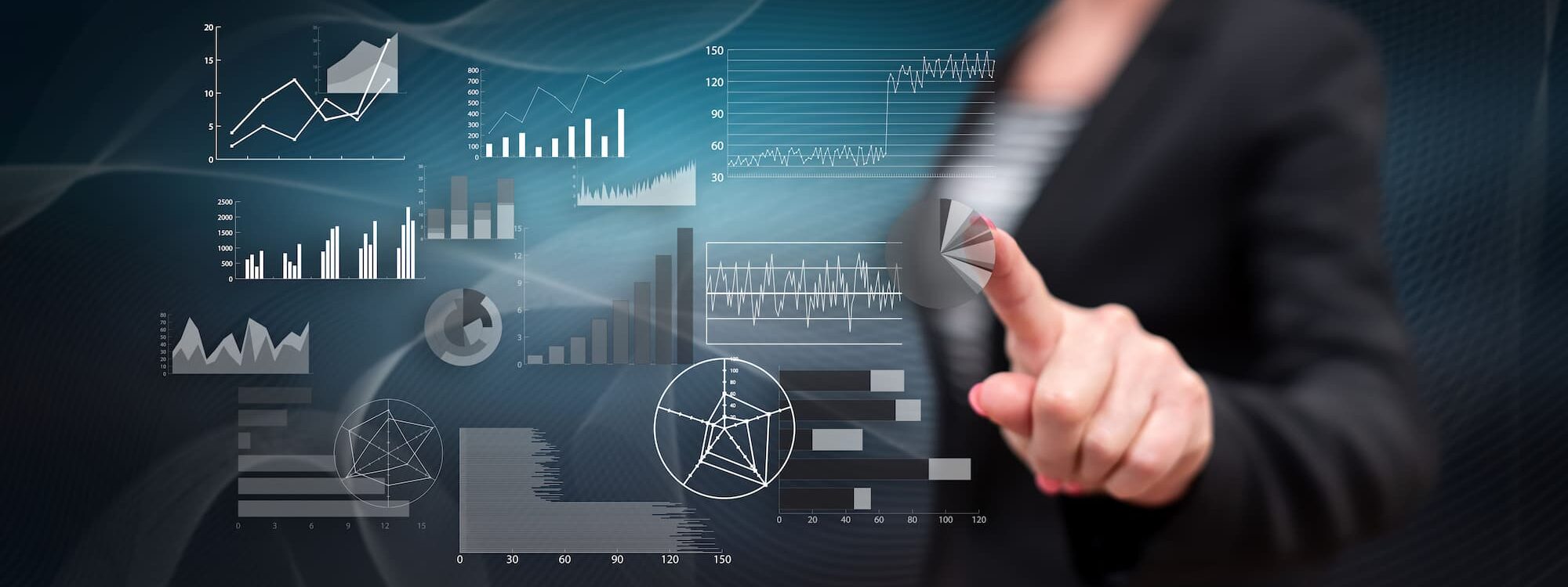 Femme d'affaires pr&eacute;sentant des graphiques financiers interactifs en r&eacute;alit&eacute; augment&eacute;e.