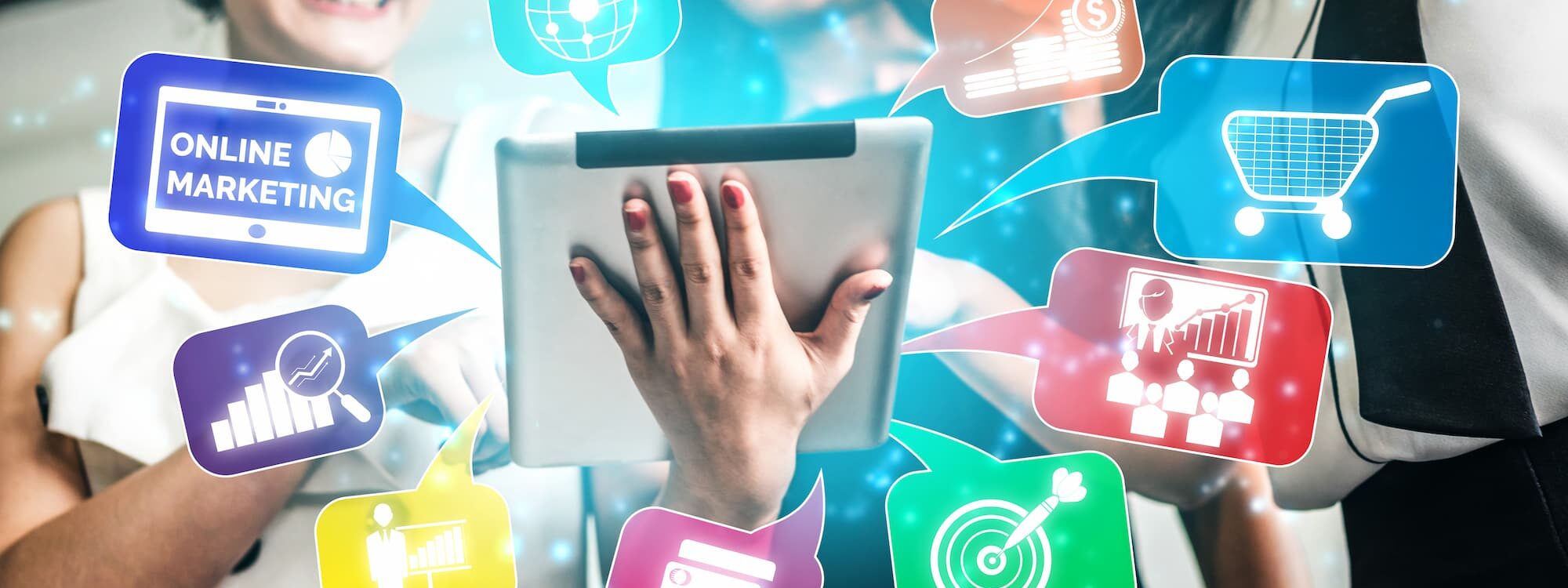 ADOBESTOCK_287120168 2000X750 | Cekome Personne utilisant une tablette avec des icônes de marketing digital flottantes et des visages souriants en arrière-plan.