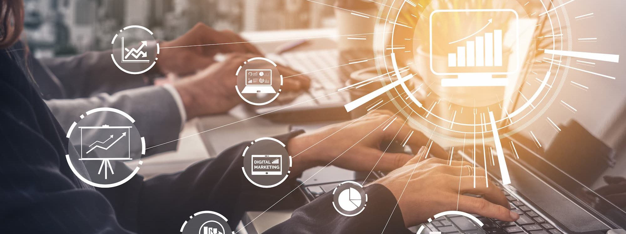 ADOBESTOCK_291229244 2000X750 | Cekome graphique de statistiques SEO afficher devant un pc portable utilisé par une personne.