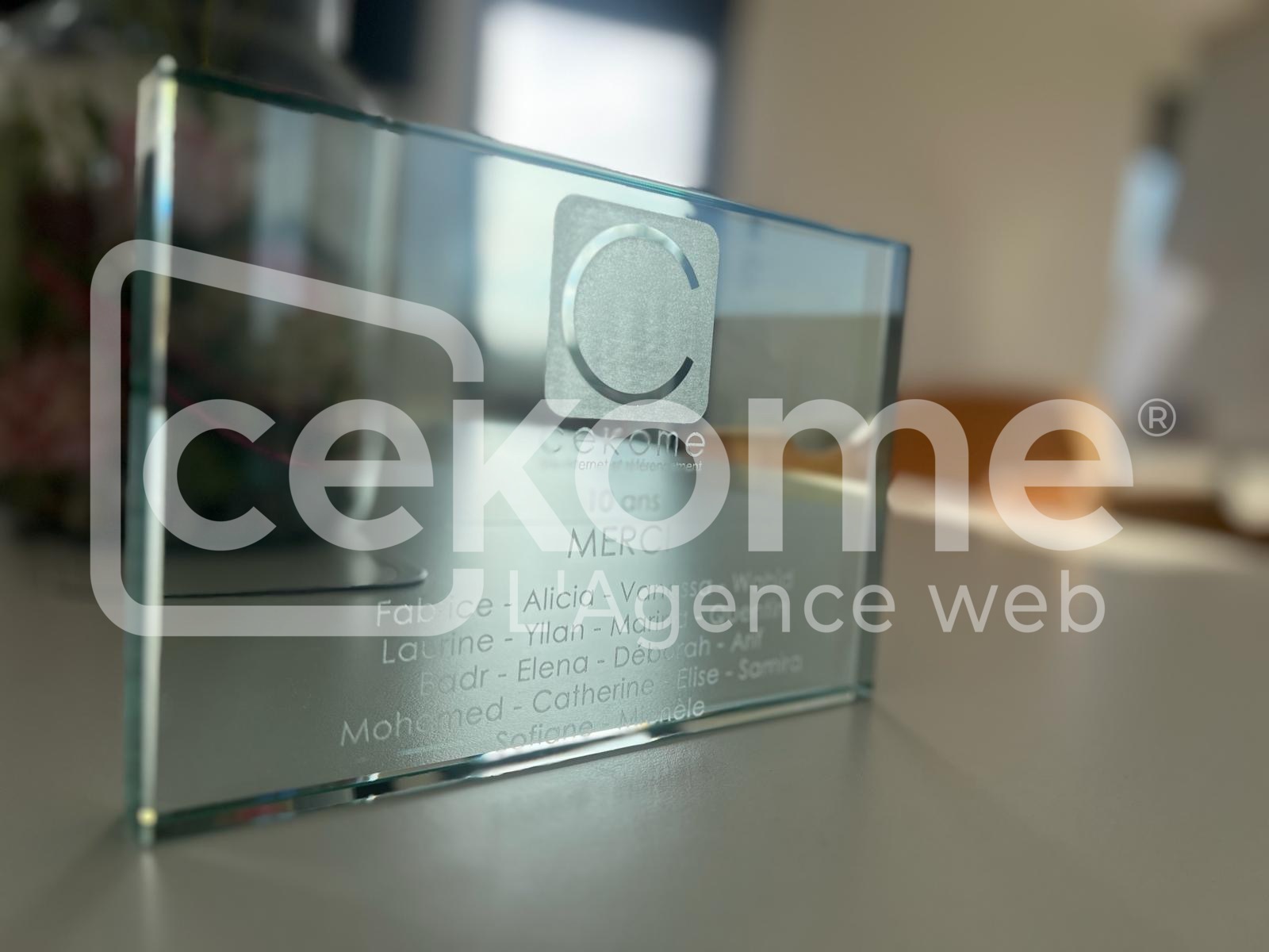 2 2 | Cekome Trophée en verre personnalisé avec le logo de Cekome et des noms gravés.