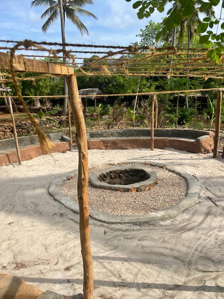 3 2 1 | Cekome Puit avec plantations et sol sablonneux.