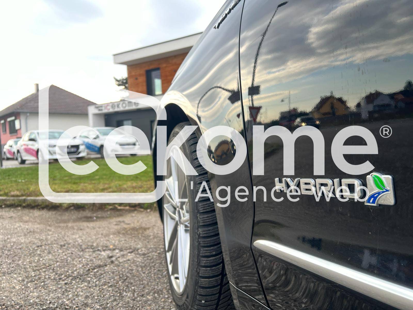 8 1 | Cekome Réflexion de véhicules sur la carrosserie noire d'une voiture hybride avec logo de Cekome.