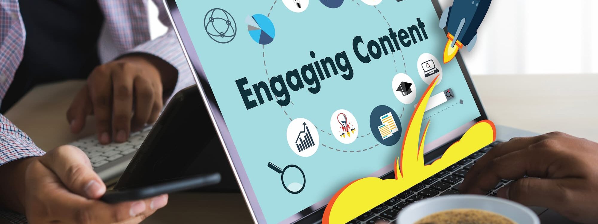 Homme et femme consultant un ordinateur portable affichant du contenu engag&eacute; avec des ic&ocirc;nes de marketing num&eacute;rique.