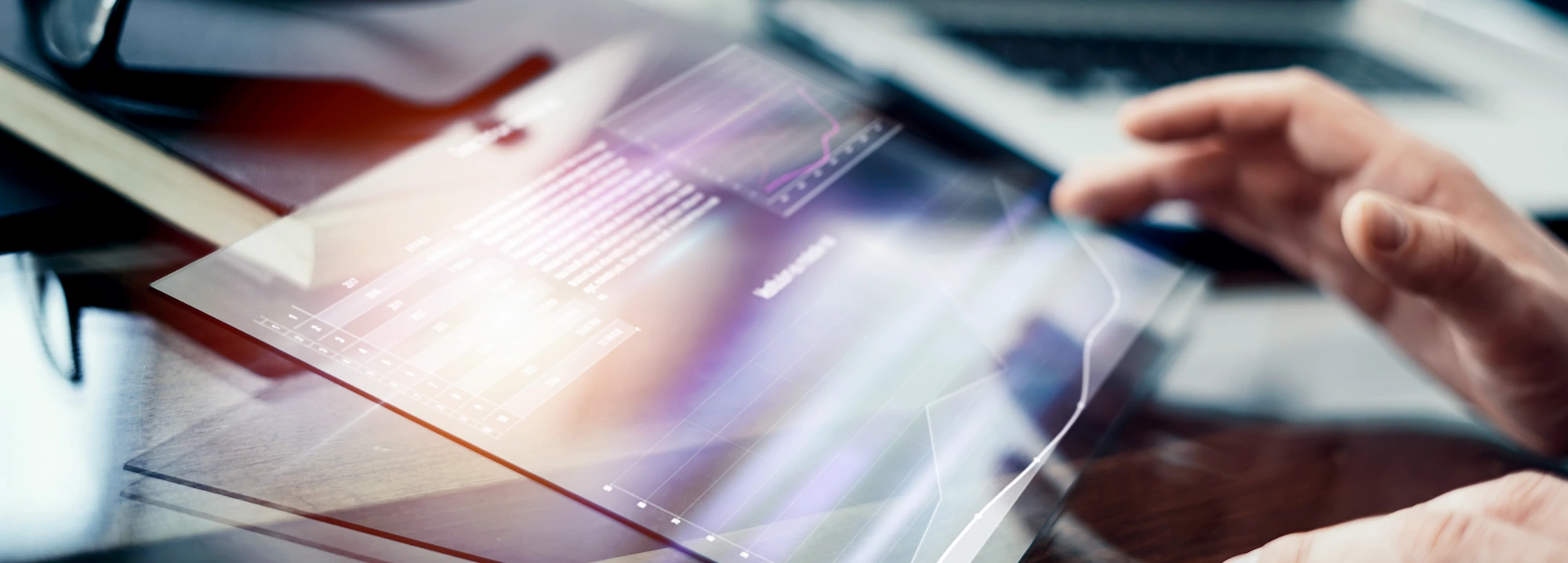 ADOBESTOCK_247158886 | Cekome Main interagissant avec une interface graphique virtuelle de données sur une tablette