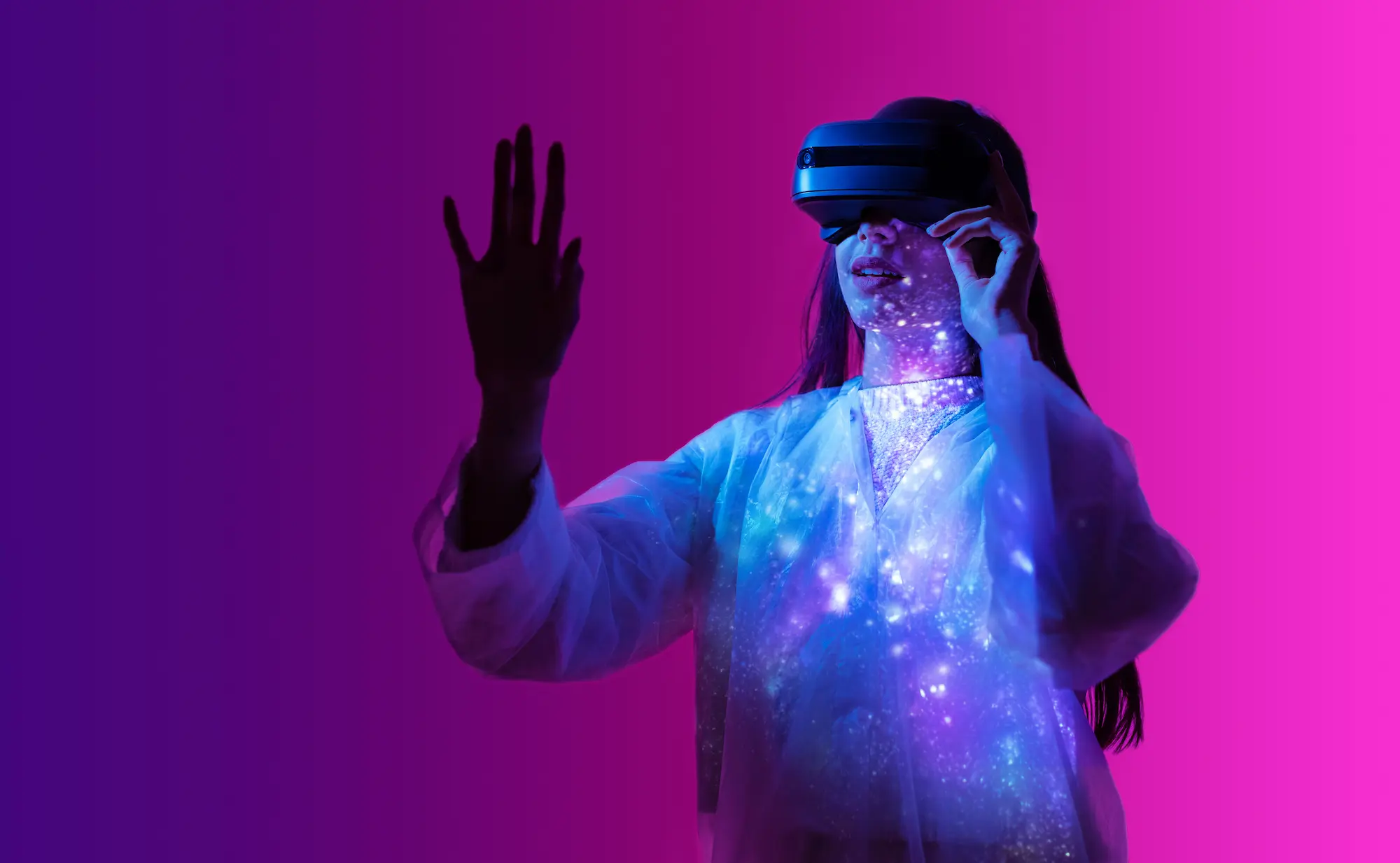 Femme interagissant avec un casque de réalité augmentée dans une ambiance futuriste avec des lumières violettes et bleues