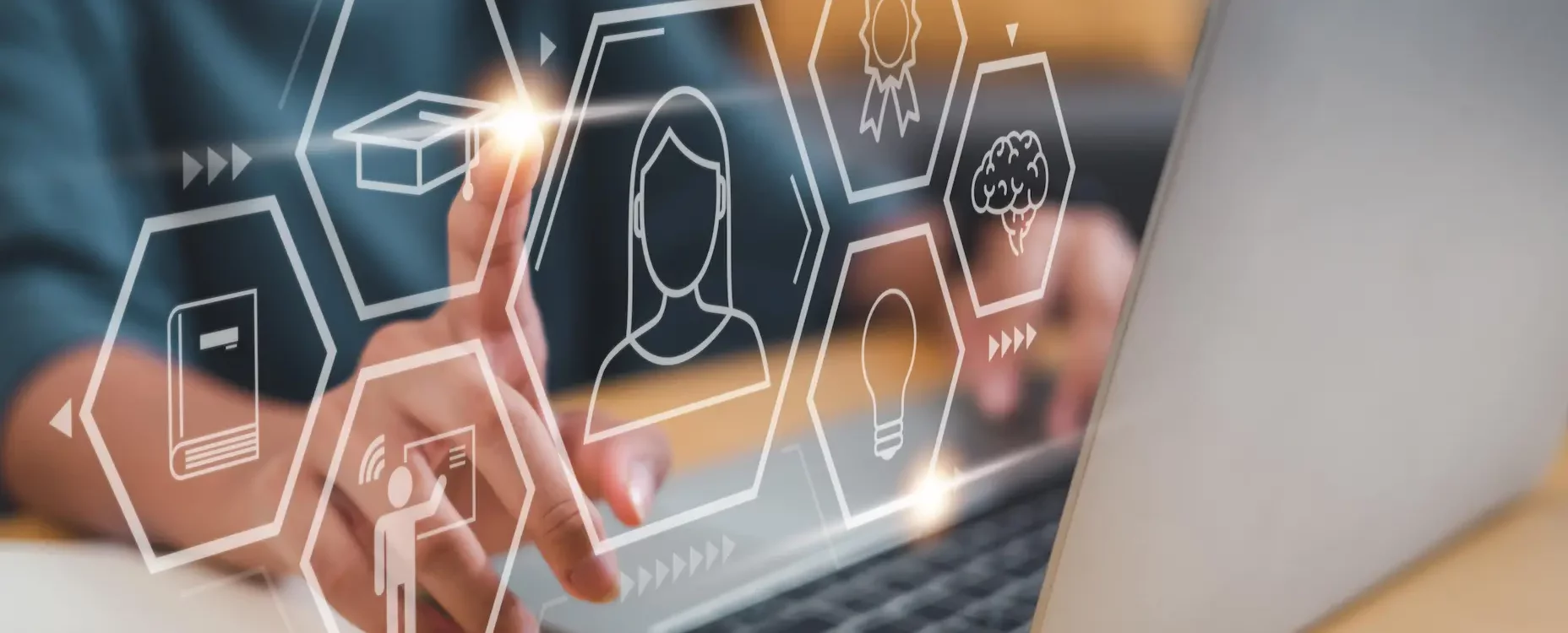Personne utilisant un ordinateur portable avec des ic&ocirc;nes technologiques holographiques de formation et innovation