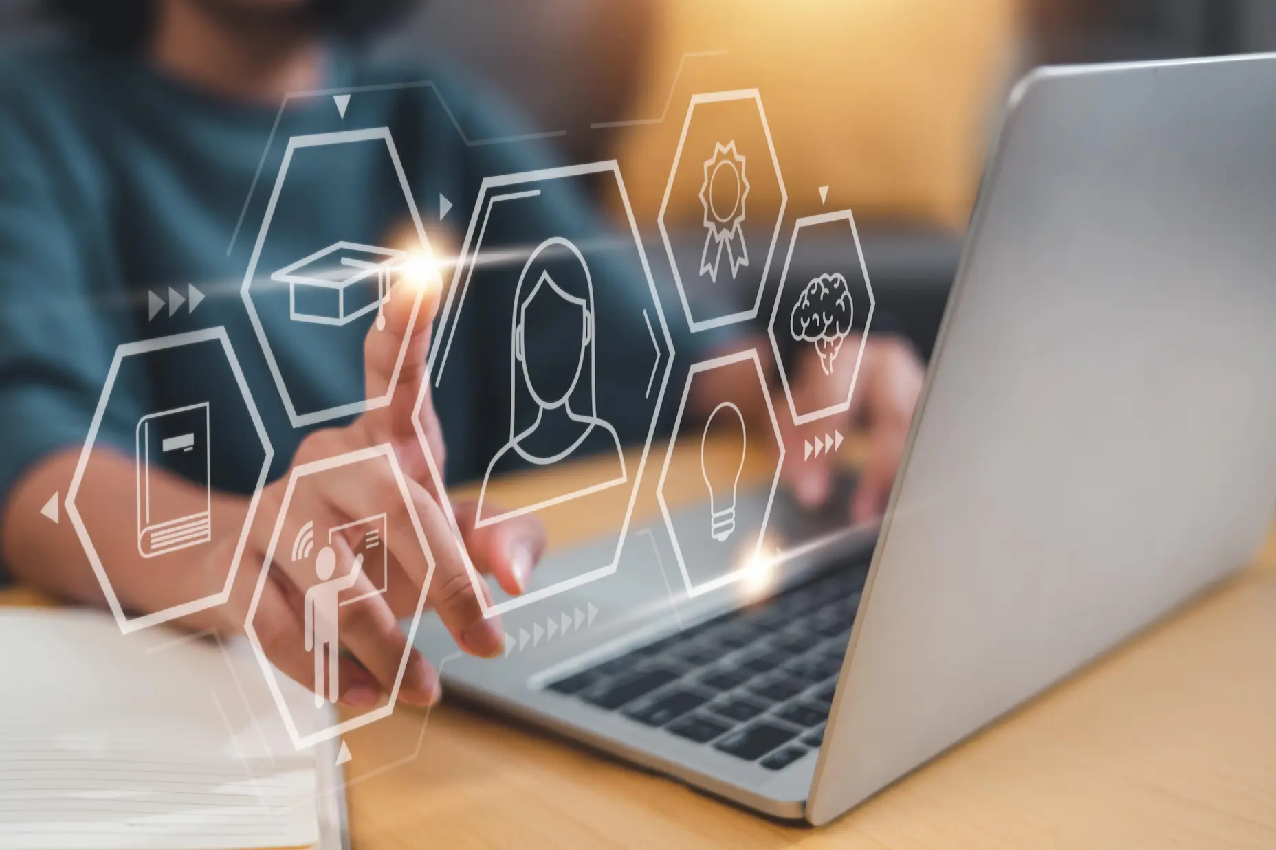 Personne utilisant un ordinateur portable avec des icônes technologiques holographiques de formation et innovation