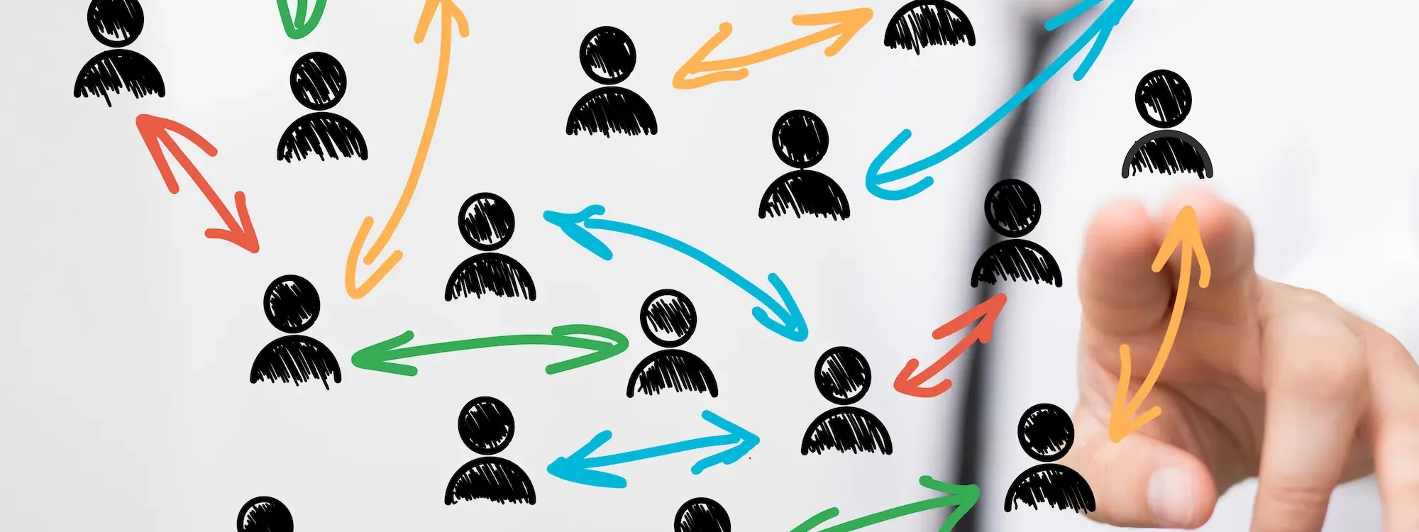 Schéma de connexions entre personnes avec des flèches colorées