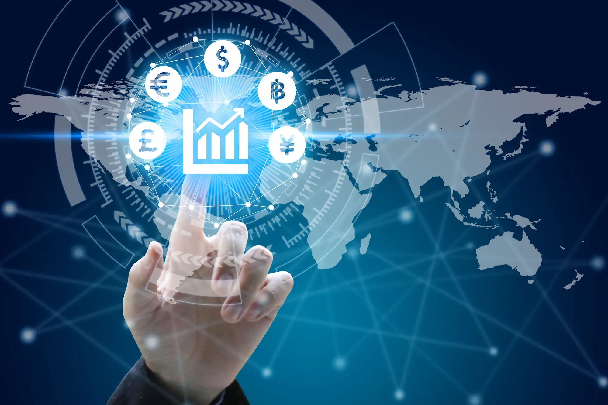 Main pointant une interface holographique de données financières avec des icônes monétaires et une carte mondiale en arrière-plan.