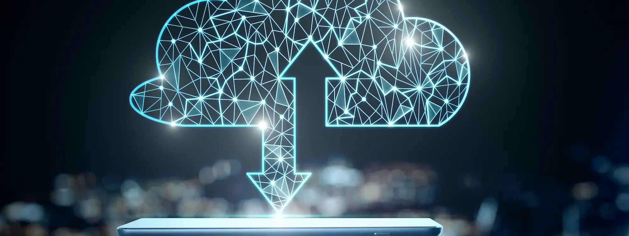 ADOBESTOCK_269735138 2000X750 | Cekome Illustration d'un concept de cloud computing avec un smartphone et une icône de nuage lumineux en arrière-plan