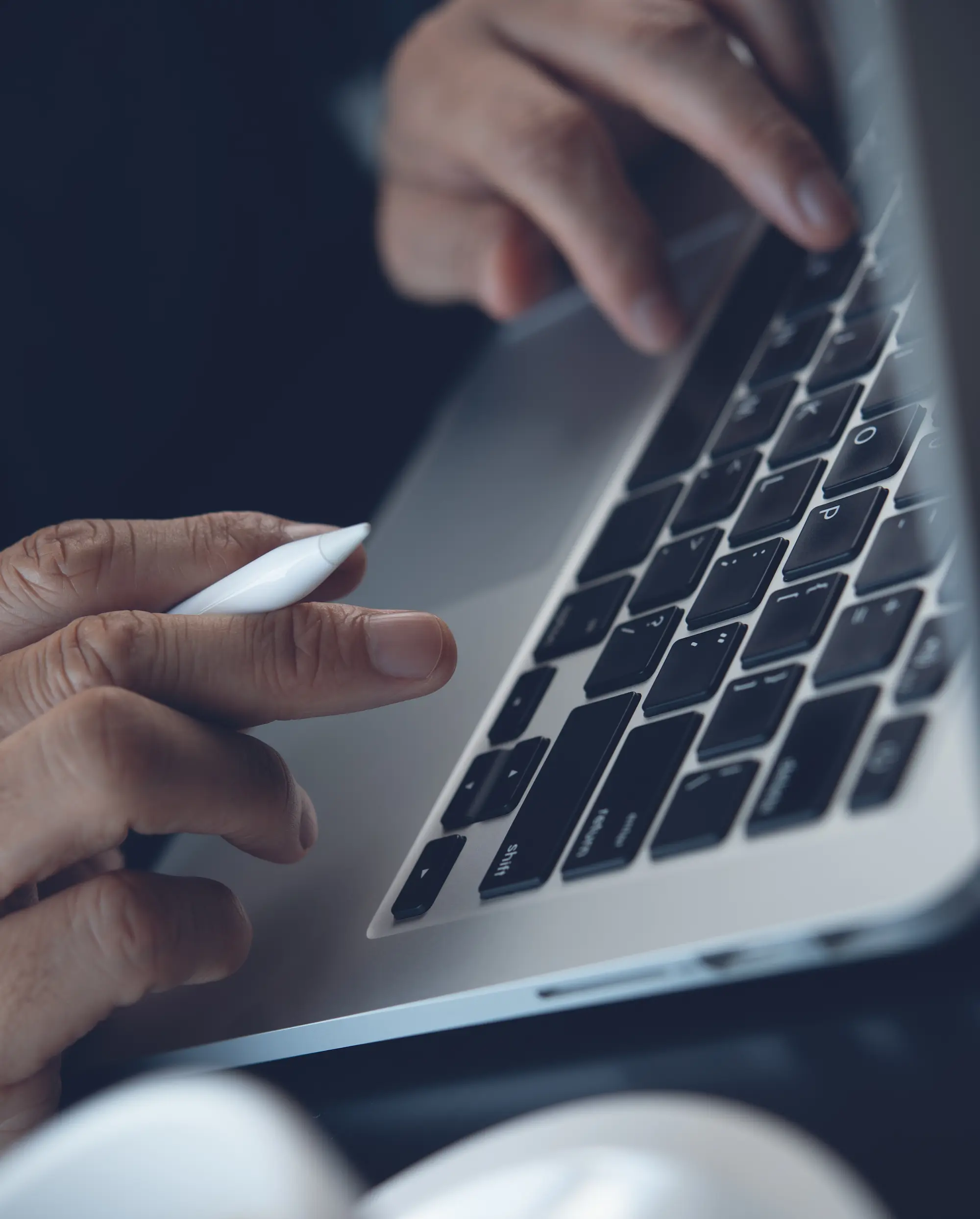 ADOBESTOCK_313209637 | Cekome Personne utilisant un ordinateur portable avec un stylet à la main