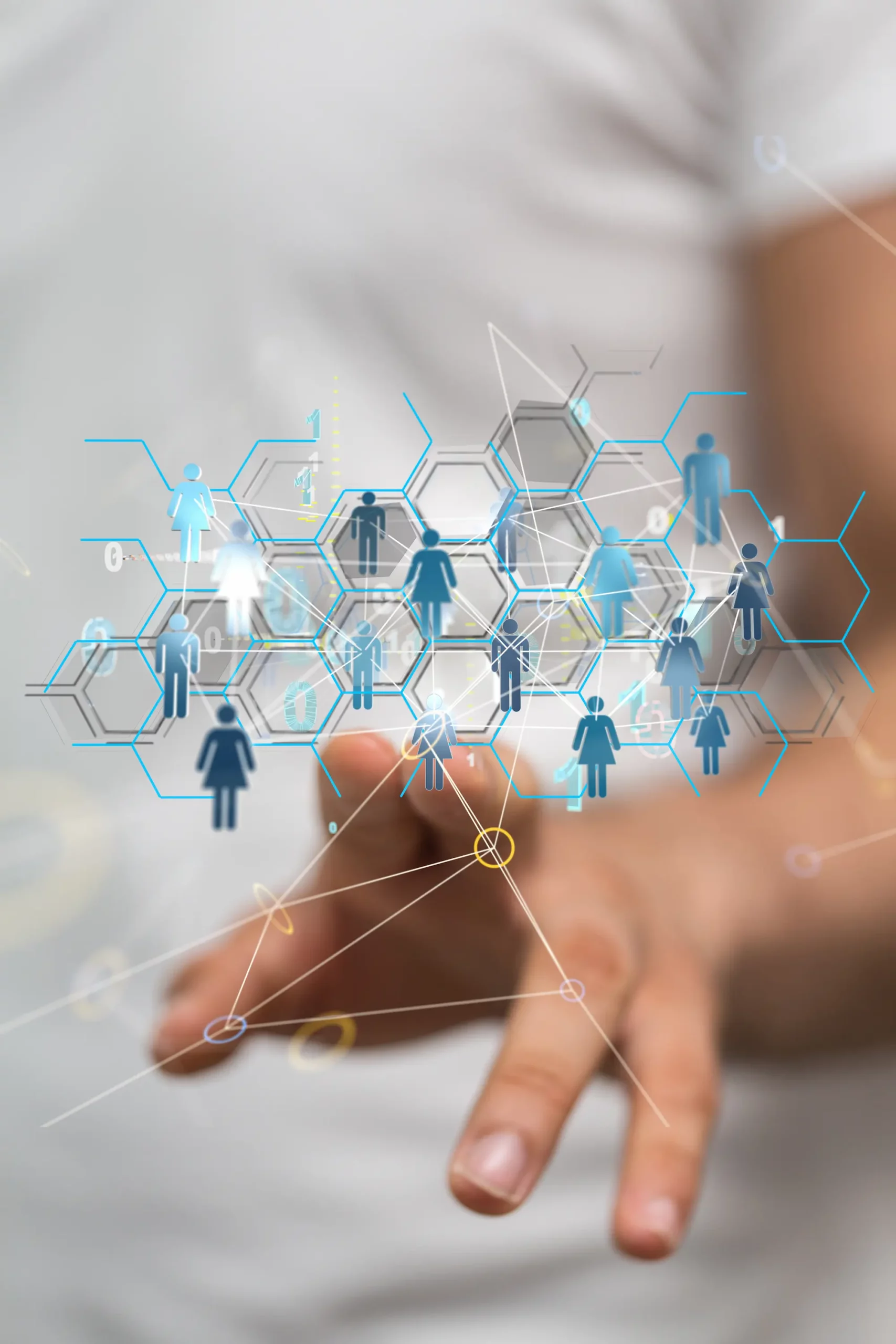ADOBESTOCK_417905660 SCALED | Cekome Main interagissant avec un réseau d'icônes représentant des personnes connectées