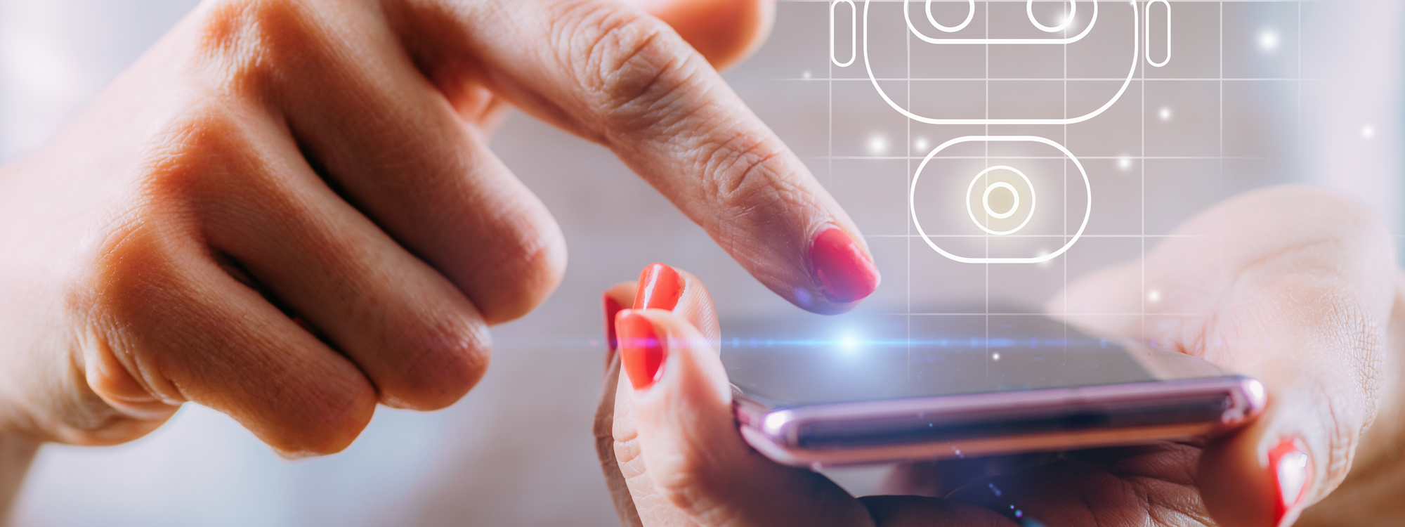 ADOBESTOCK_480678159 2000X750 | Cekome Main féminine avec vernis rouge utilisant un smartphone, icône de chatbot affichée en surimpression lumineuse.