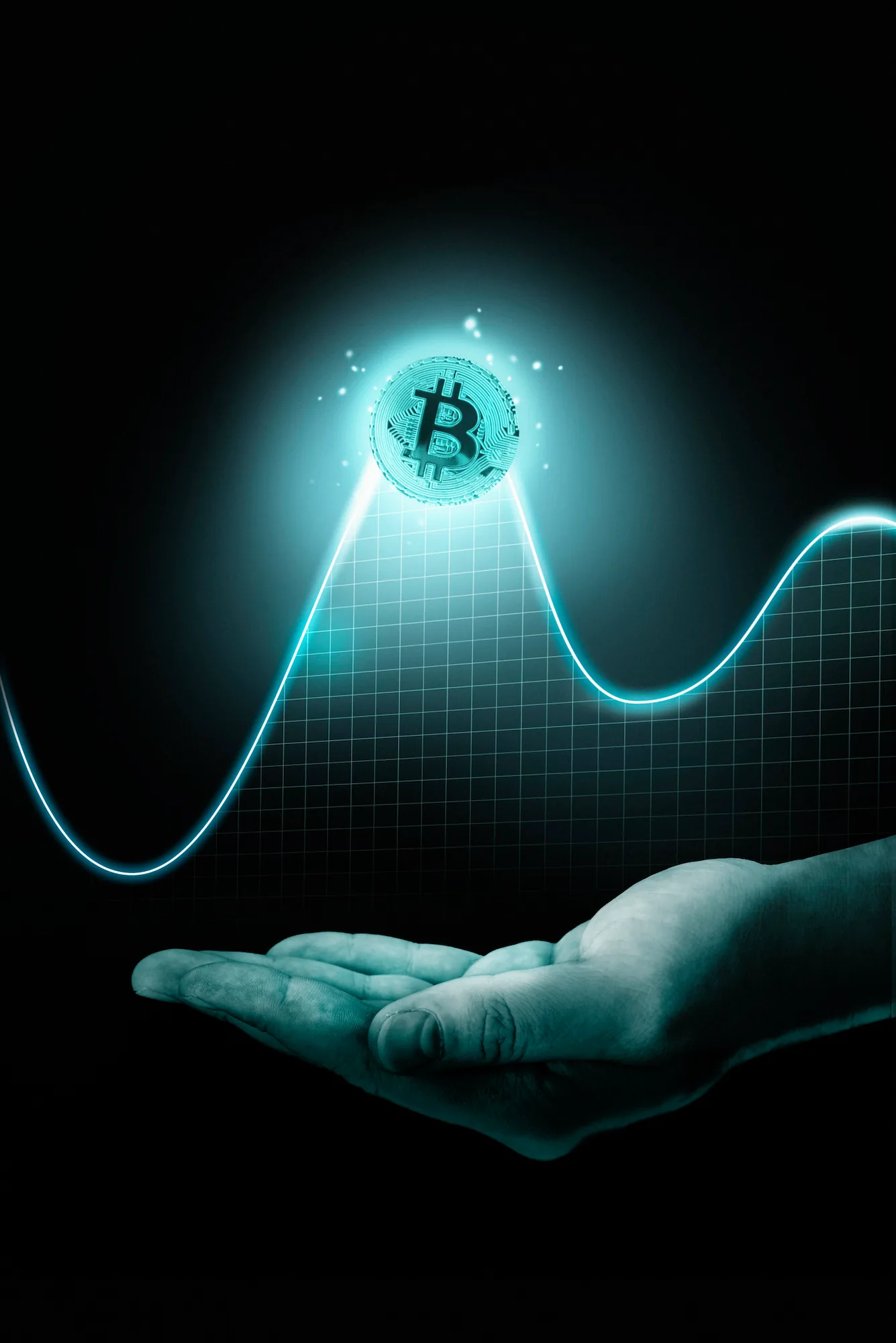 CLOSE UP HAND BITCOIN CONCEPT | Cekome Main tendue soutenant une pièce Bitcoin lumineuse sur un graphique représentant une courbe ascendante